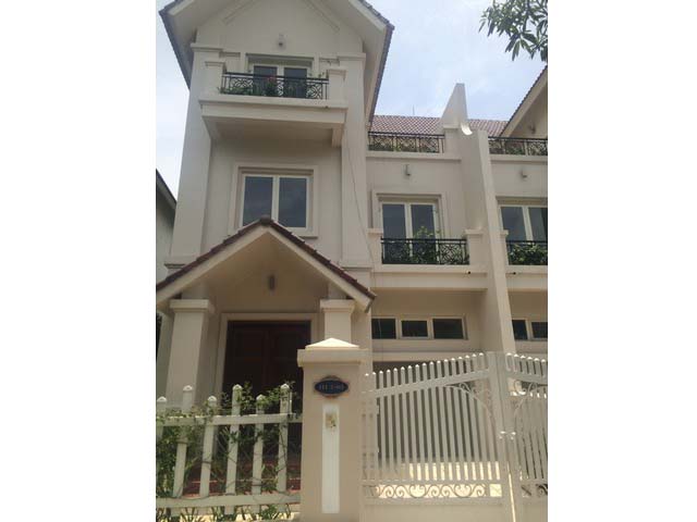 Renting Vinhomes Riverside villa with 4 bedrooms in Hoa Lan road, $1600/month 1