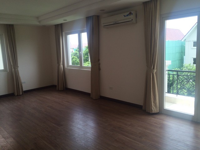 Renting Vinhomes Riverside villa with 4 bedrooms in Hoa Lan road, $1600/month 11
