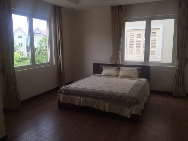 Renting Vinhomes Riverside villa with 4 bedrooms in Hoa Lan road, $1600/month 8
