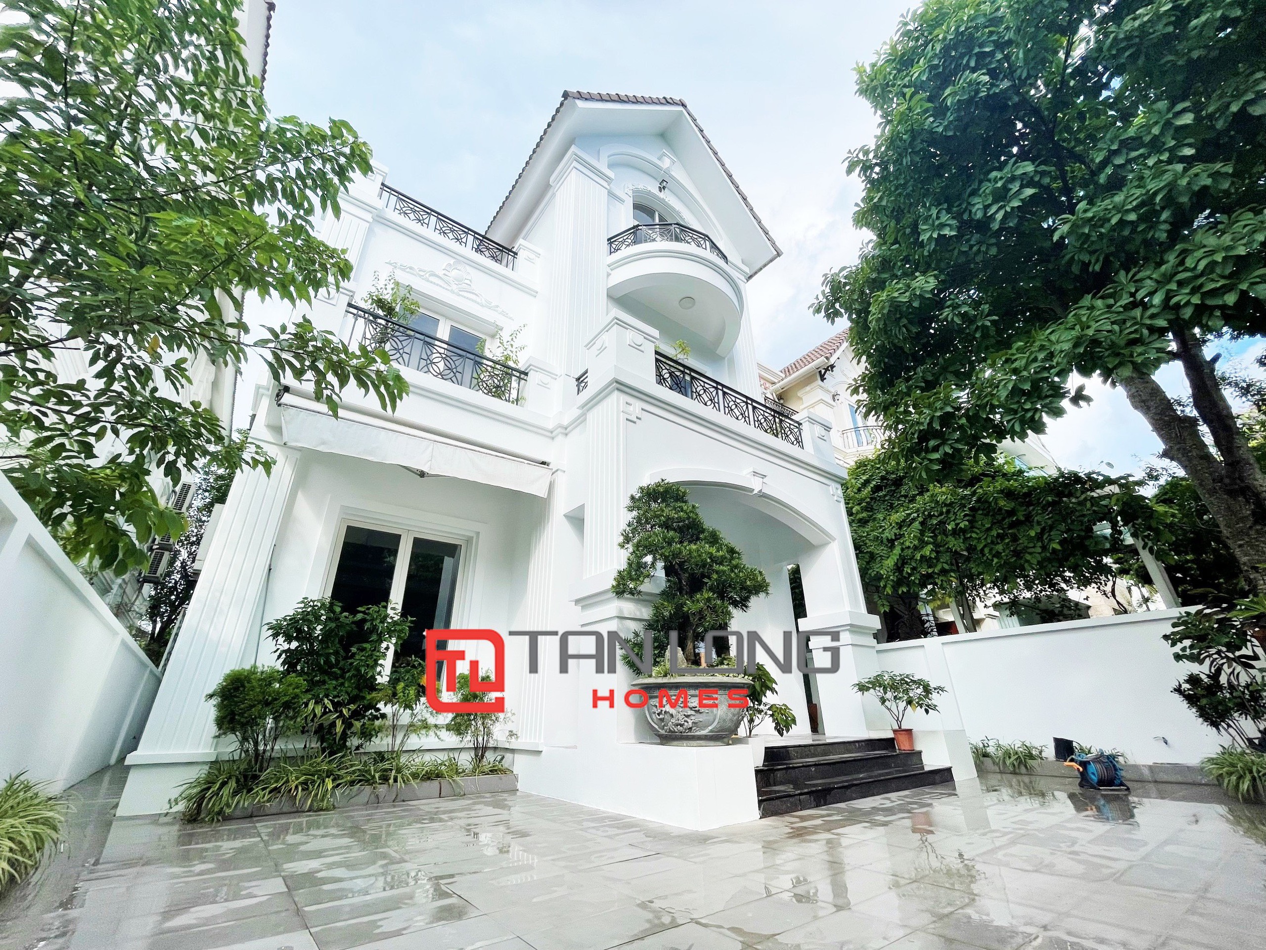 Single villa for rent with full furniture 4 bedrooms with river view behind the house in Vinhomes Riverside 1
