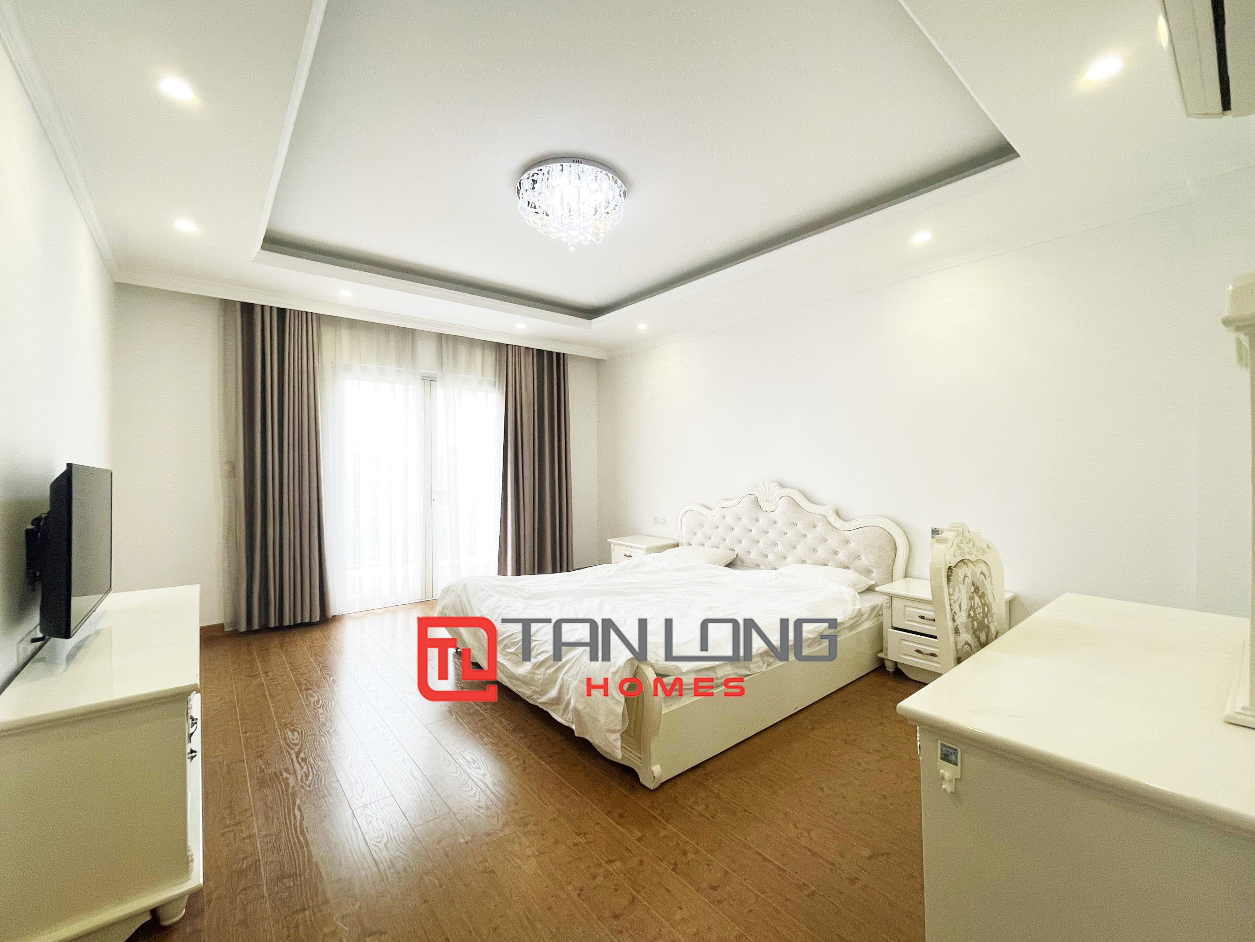 Single villa for rent with full furniture 4 bedrooms with river view behind the house in Vinhomes Riverside 11