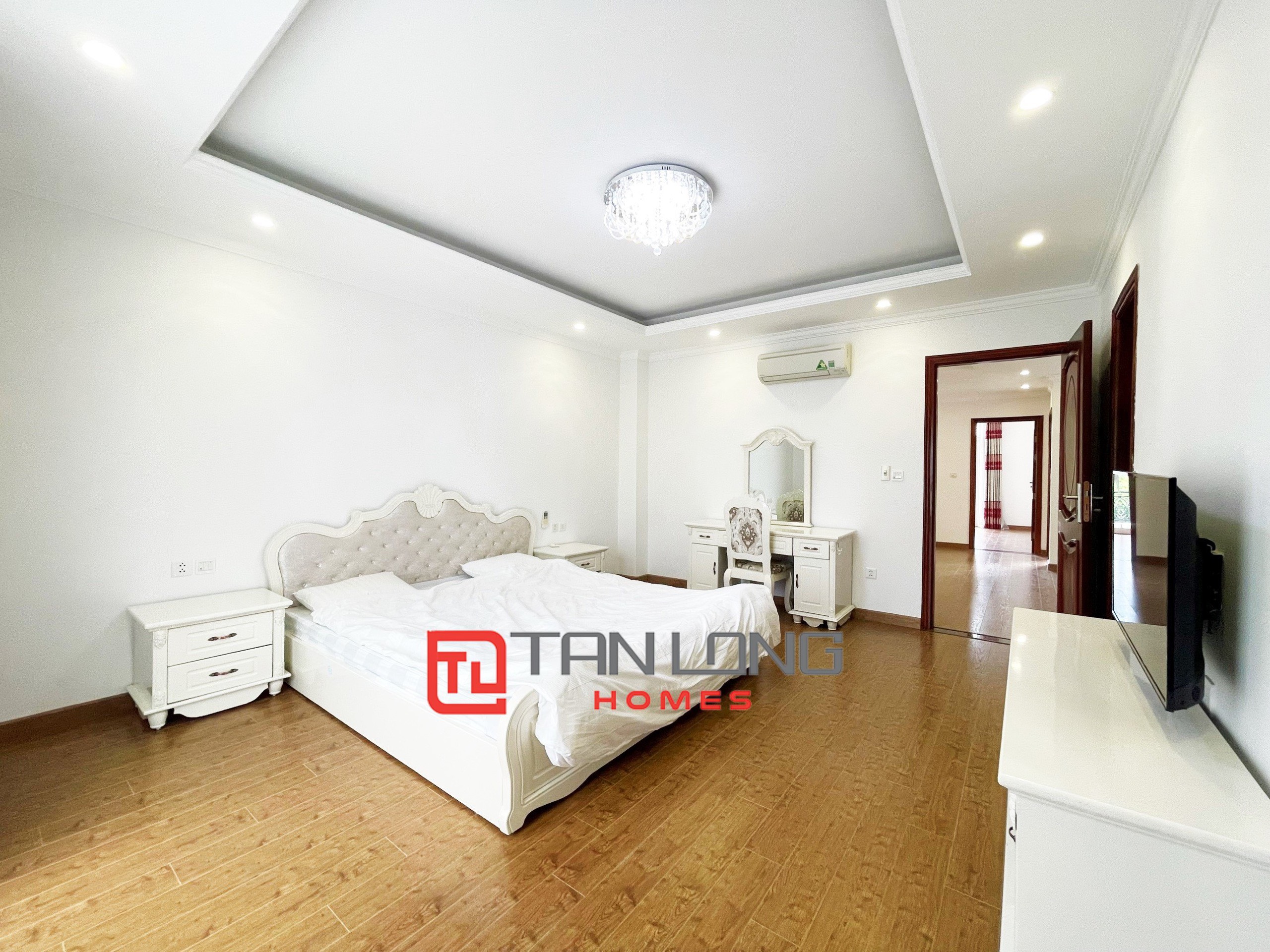 Single villa for rent with full furniture 4 bedrooms with river view behind the house in Vinhomes Riverside 12