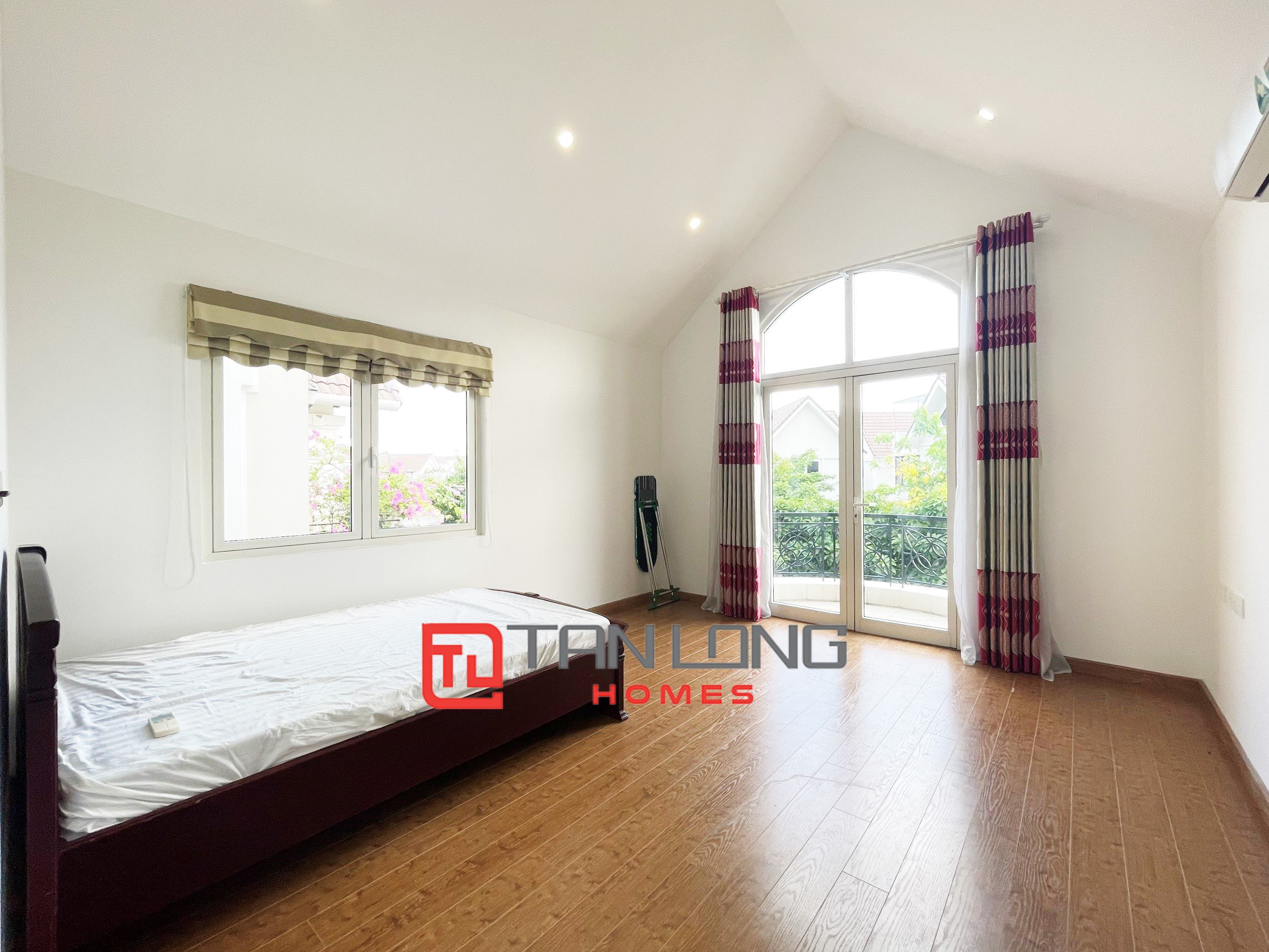 Single villa for rent with full furniture 4 bedrooms with river view behind the house in Vinhomes Riverside 14