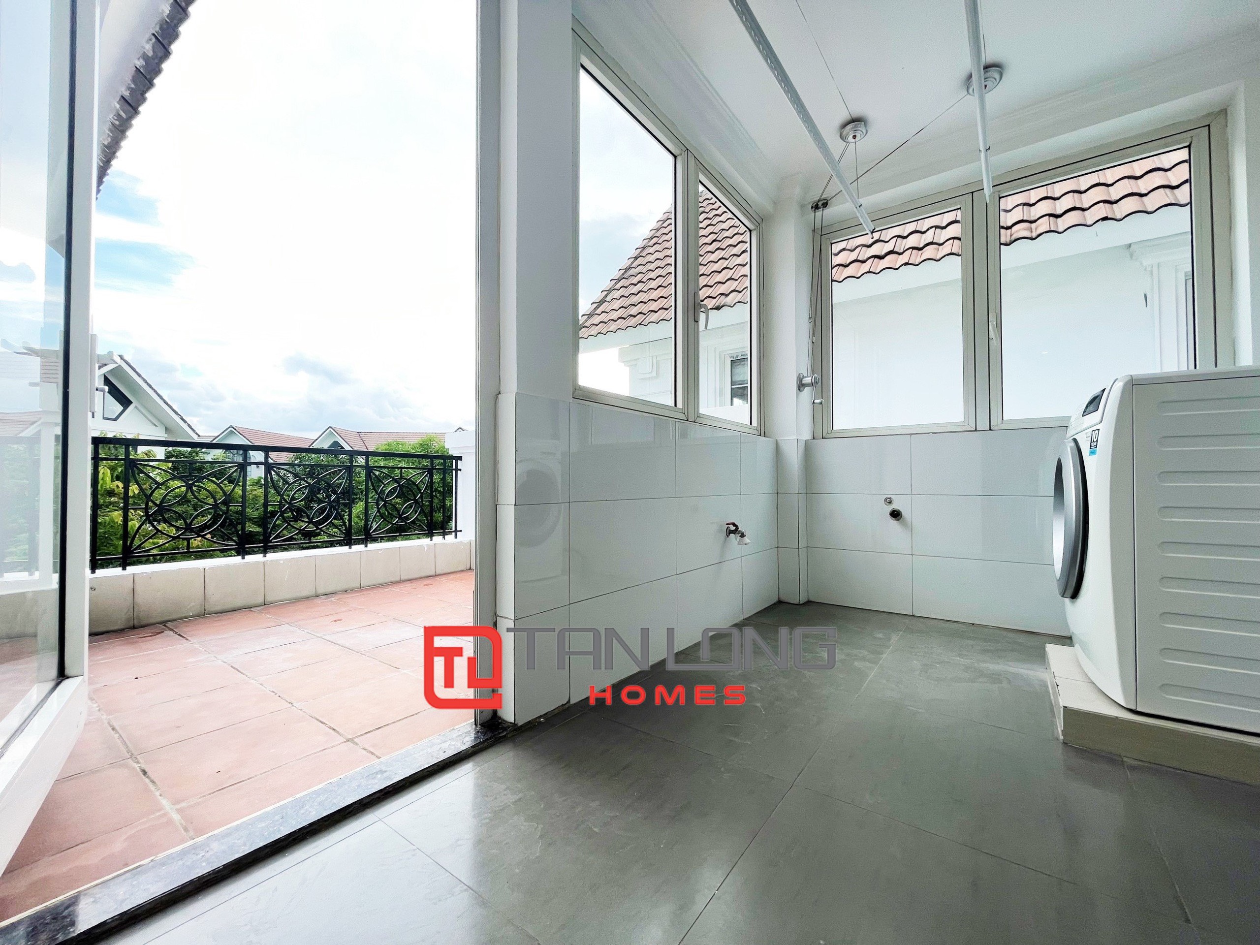 Single villa for rent with full furniture 4 bedrooms with river view behind the house in Vinhomes Riverside 16