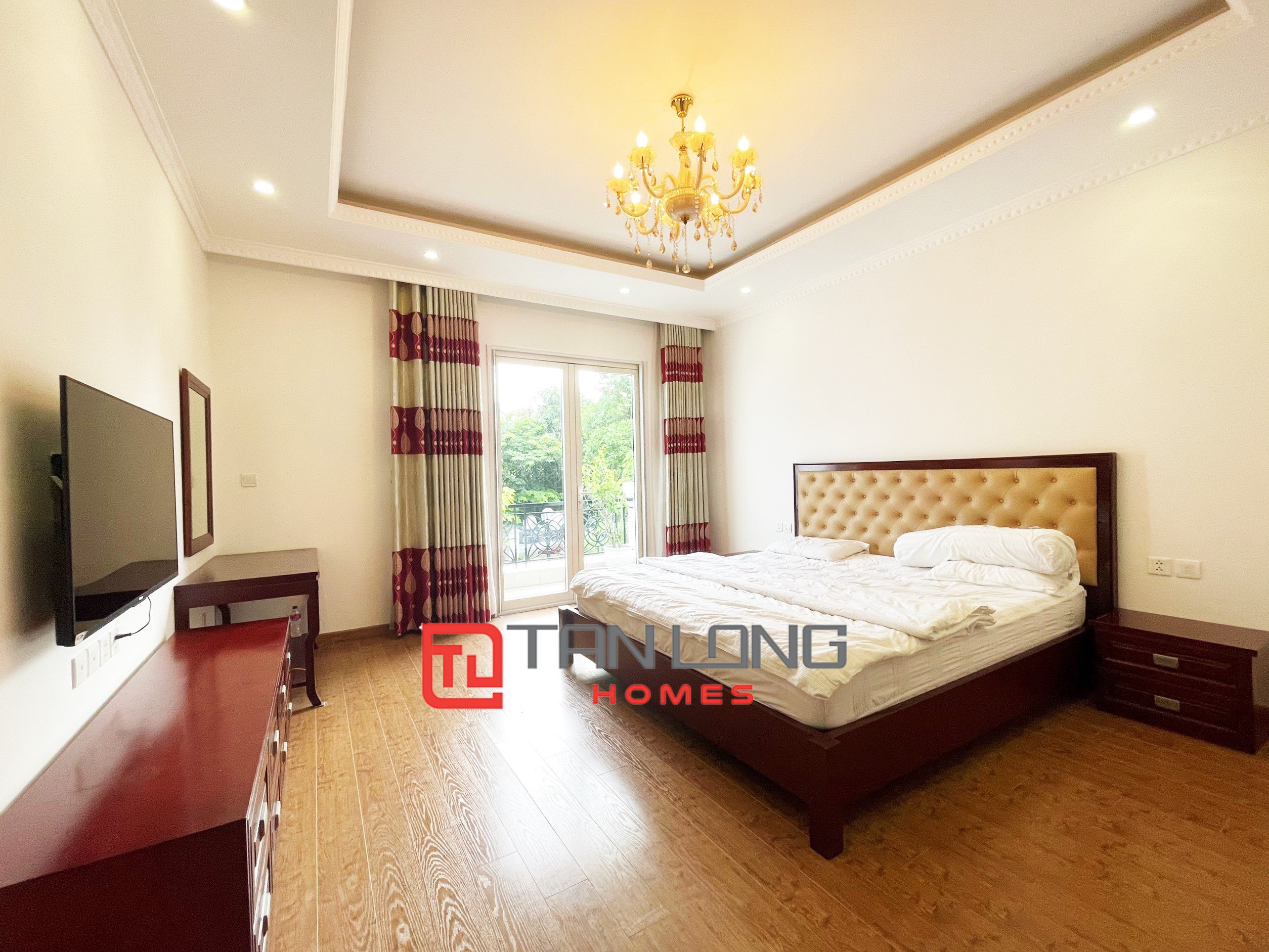 Single villa for rent with full furniture 4 bedrooms with river view behind the house in Vinhomes Riverside 5
