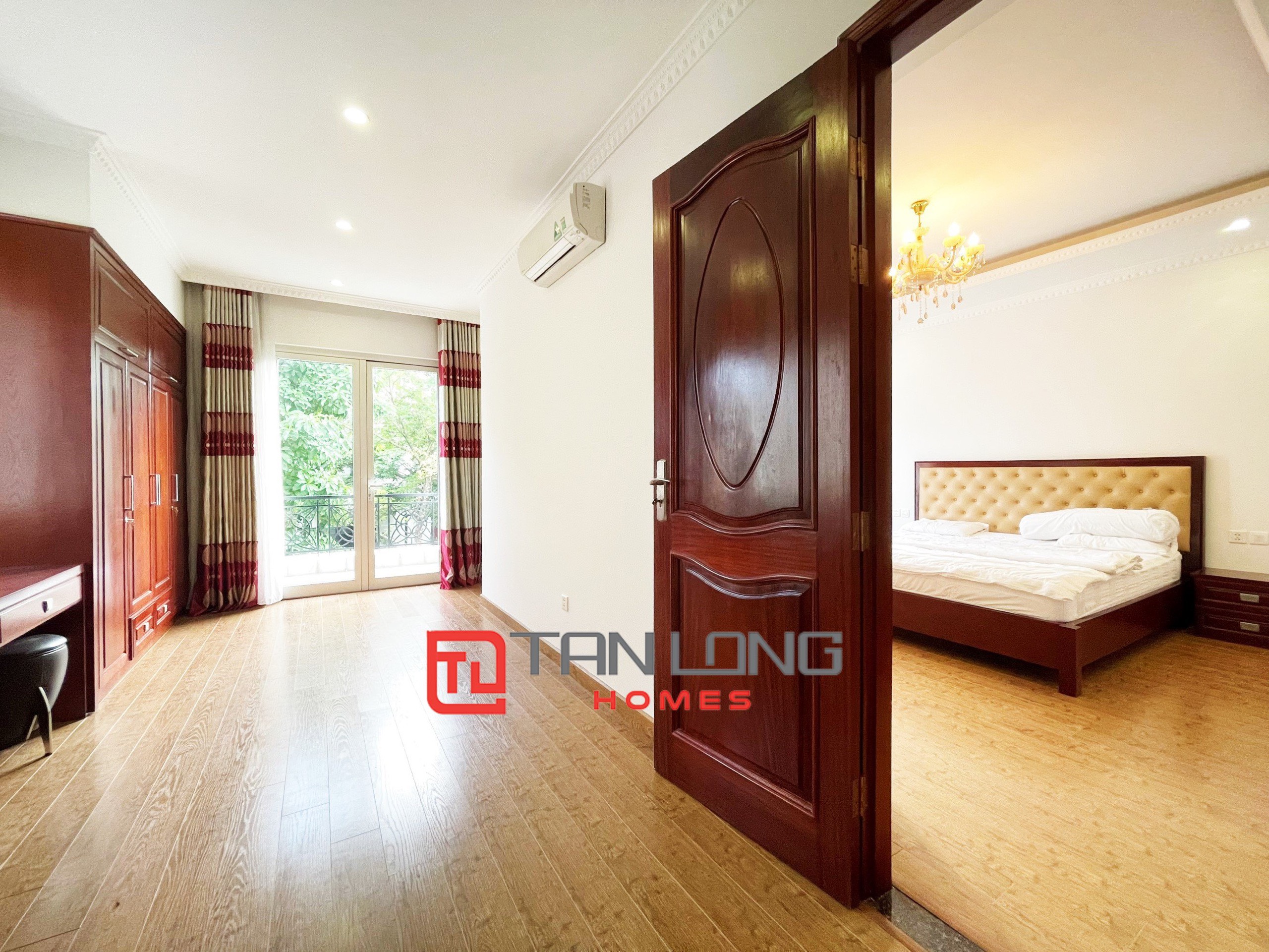 Single villa for rent with full furniture 4 bedrooms with river view behind the house in Vinhomes Riverside 6