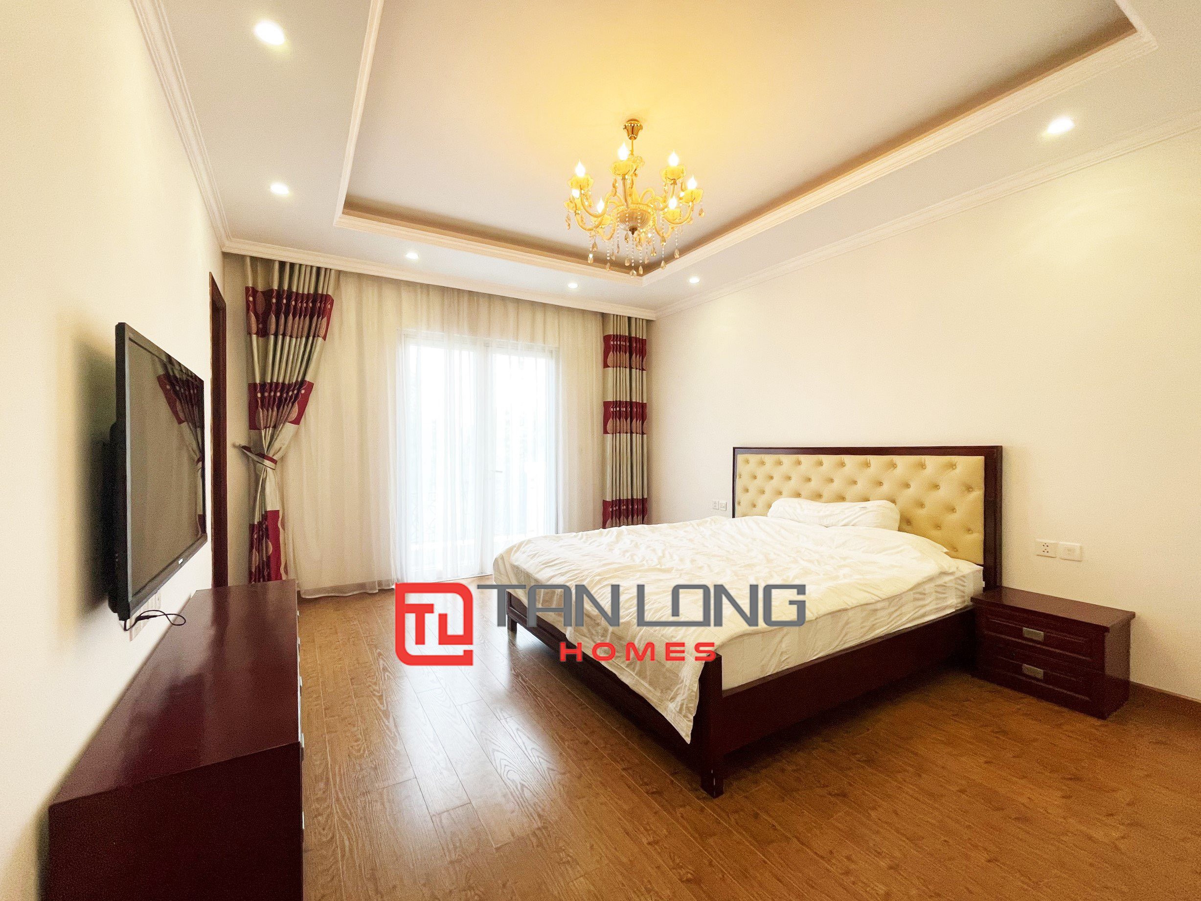 Single villa for rent with full furniture 4 bedrooms with river view behind the house in Vinhomes Riverside 8