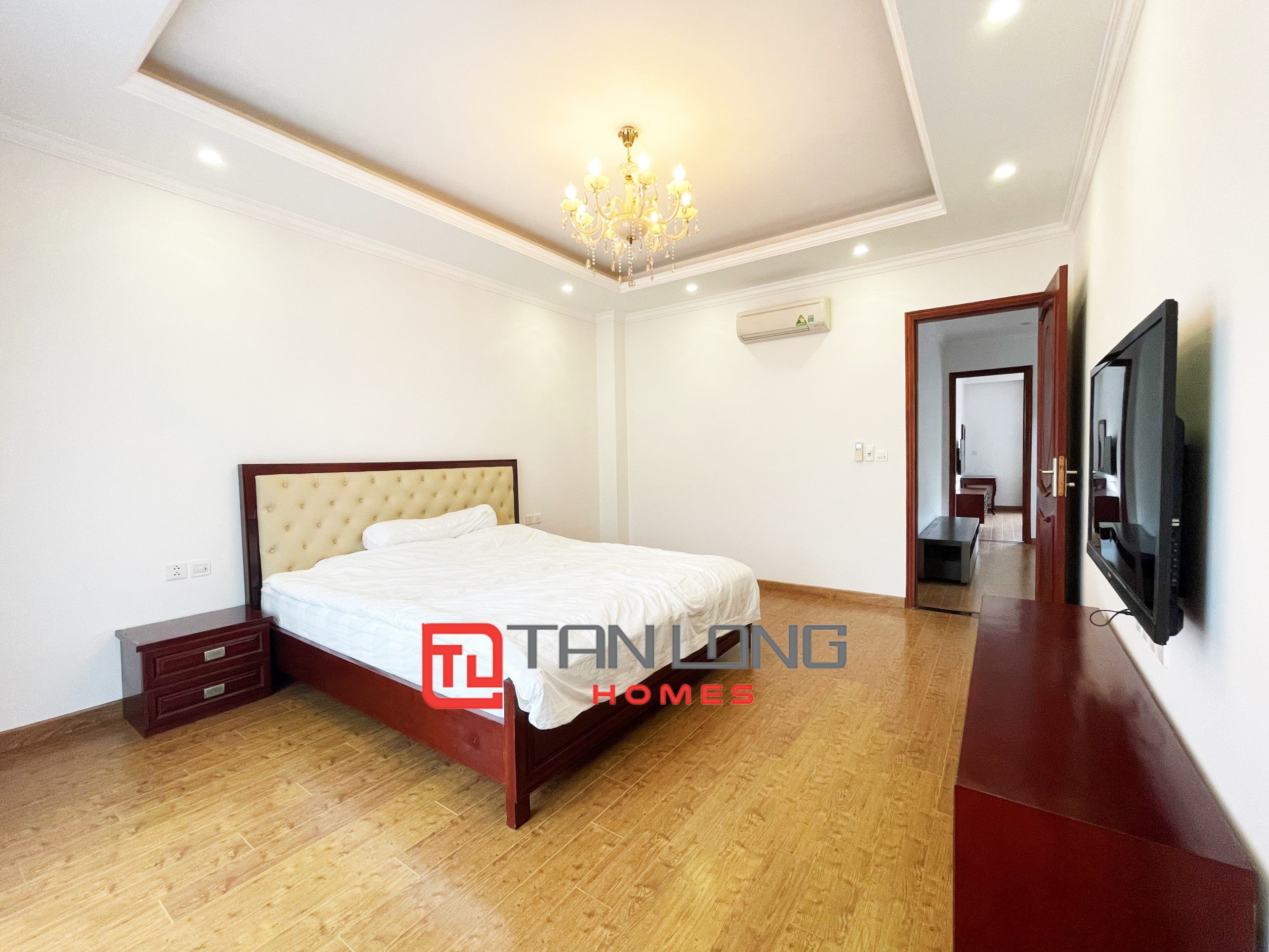 Single villa for rent with full furniture 4 bedrooms with river view behind the house in Vinhomes Riverside 9