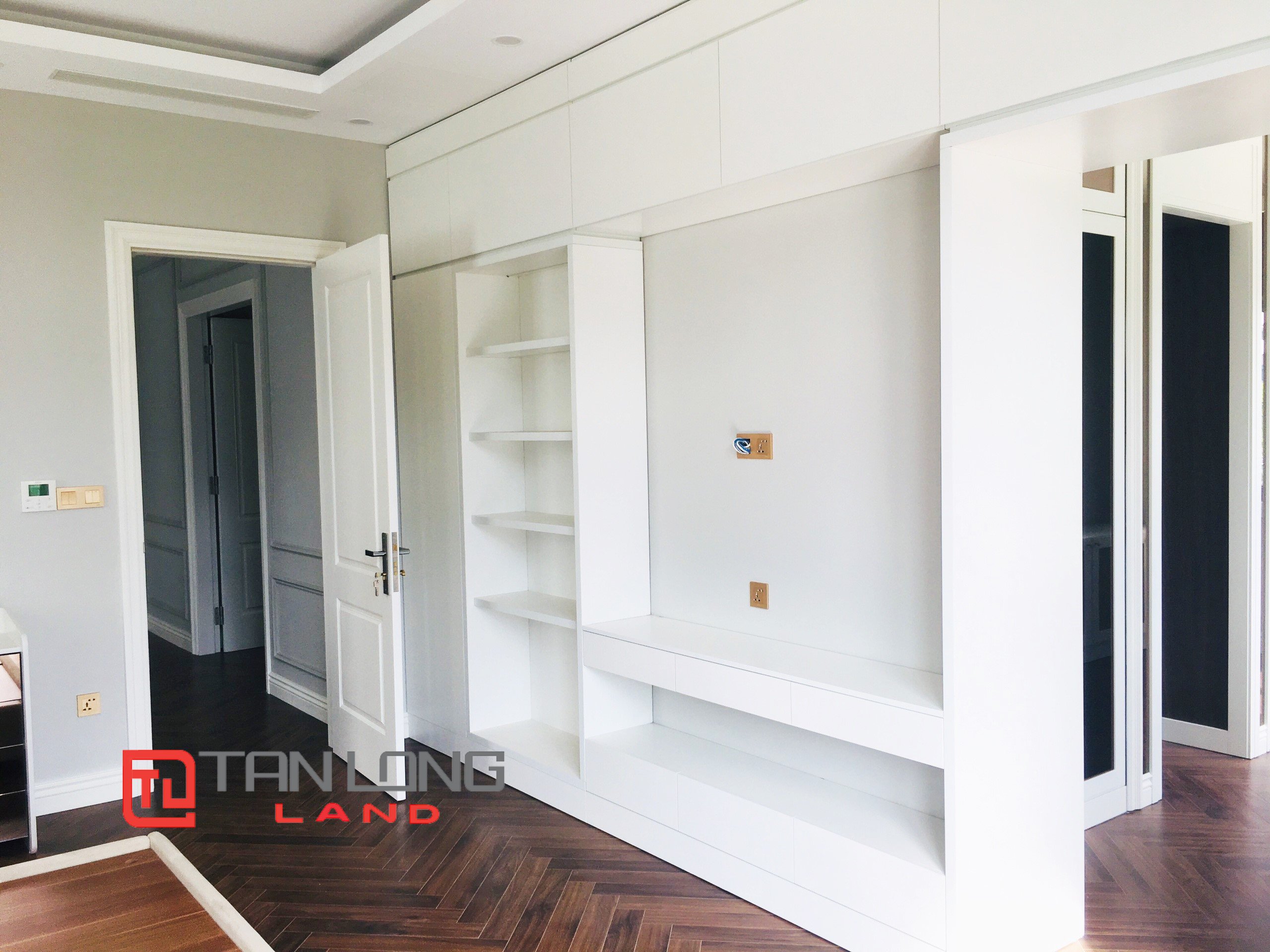 Single Villa with 4 Bedrooms for rent near Vinschool International School in Vinhomes Riverside 14