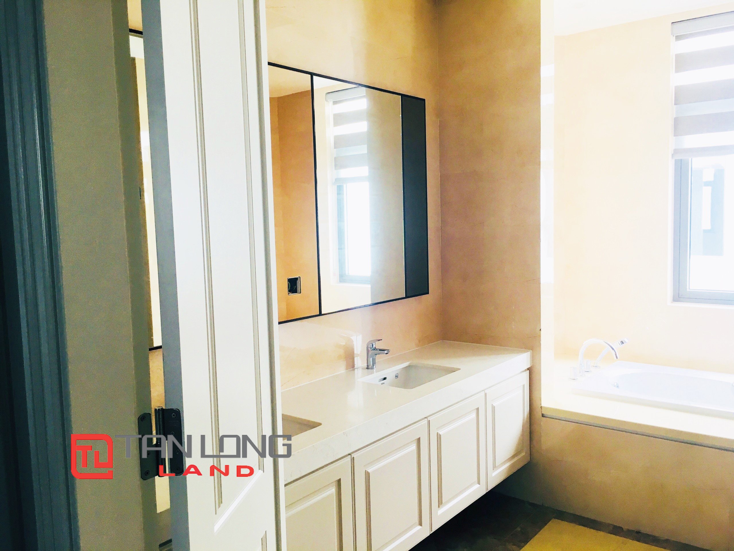 Single Villa with 4 Bedrooms for rent near Vinschool International School in Vinhomes Riverside 15