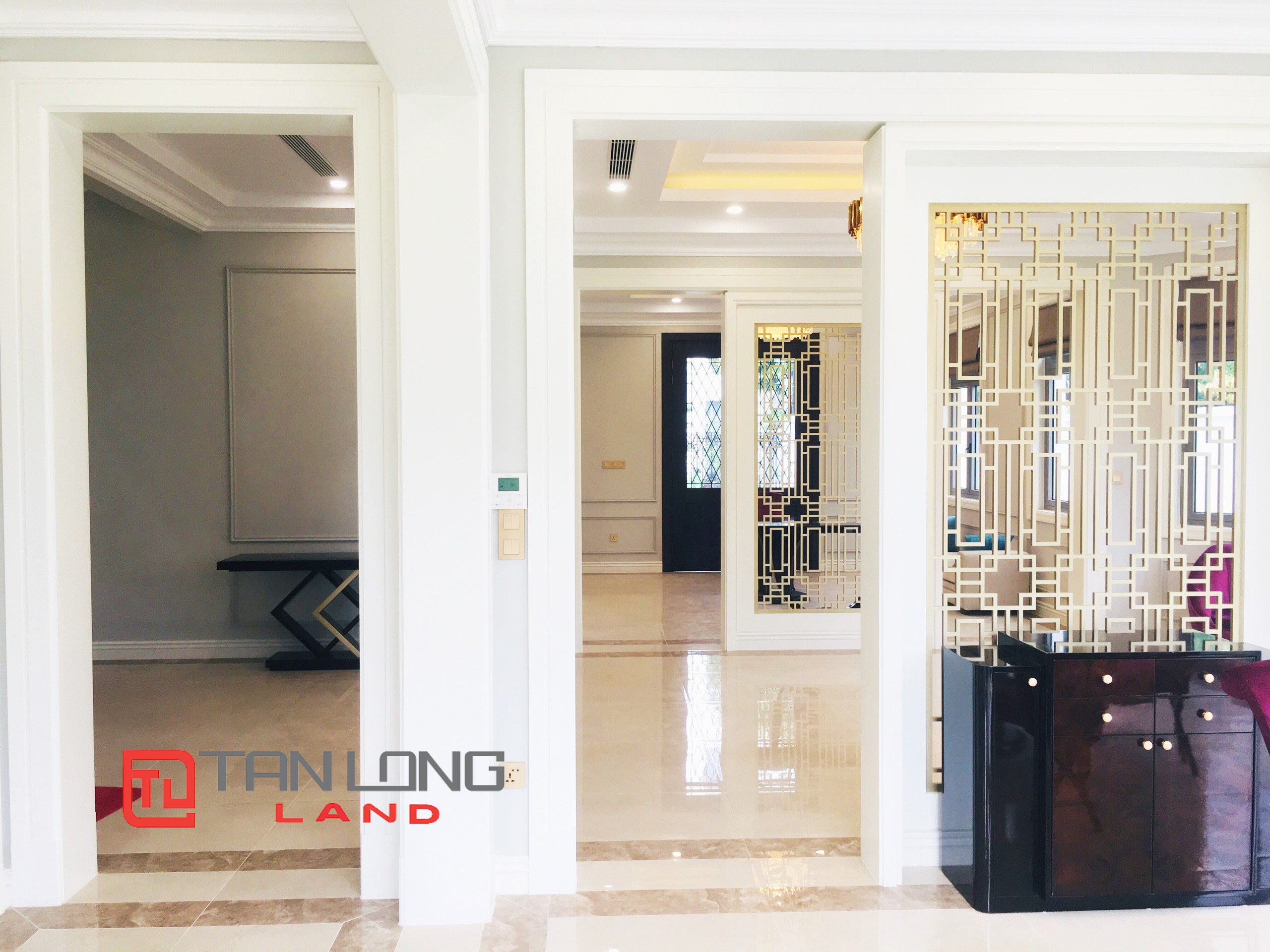 Single Villa with 4 Bedrooms for rent near Vinschool International School in Vinhomes Riverside 5