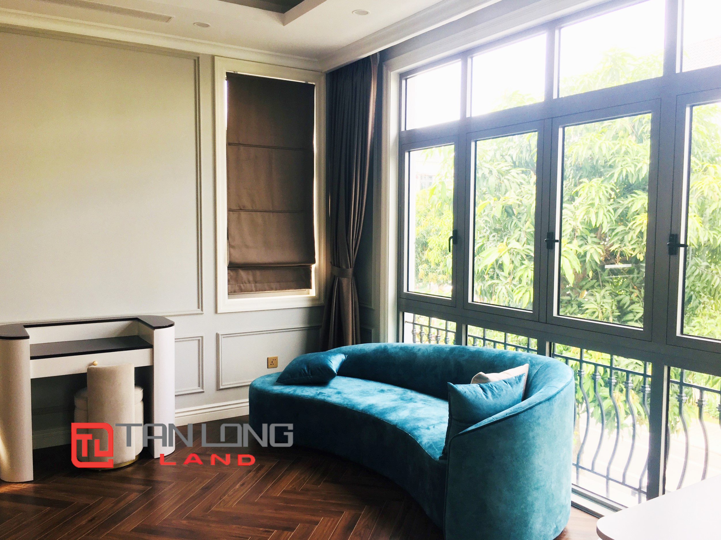 Single Villa with 4 Bedrooms for rent near Vinschool International School in Vinhomes Riverside 9