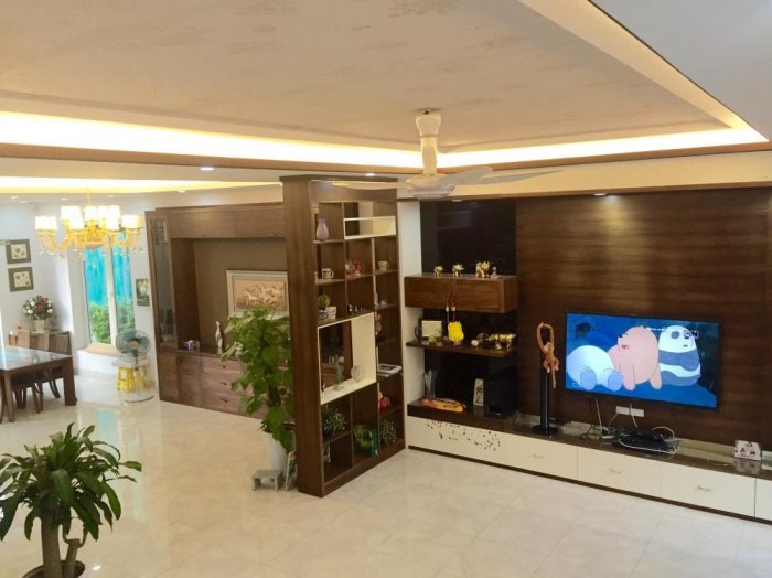 Spacious detached villa for rent in Vinhomes Riverside with bright and airy area 3