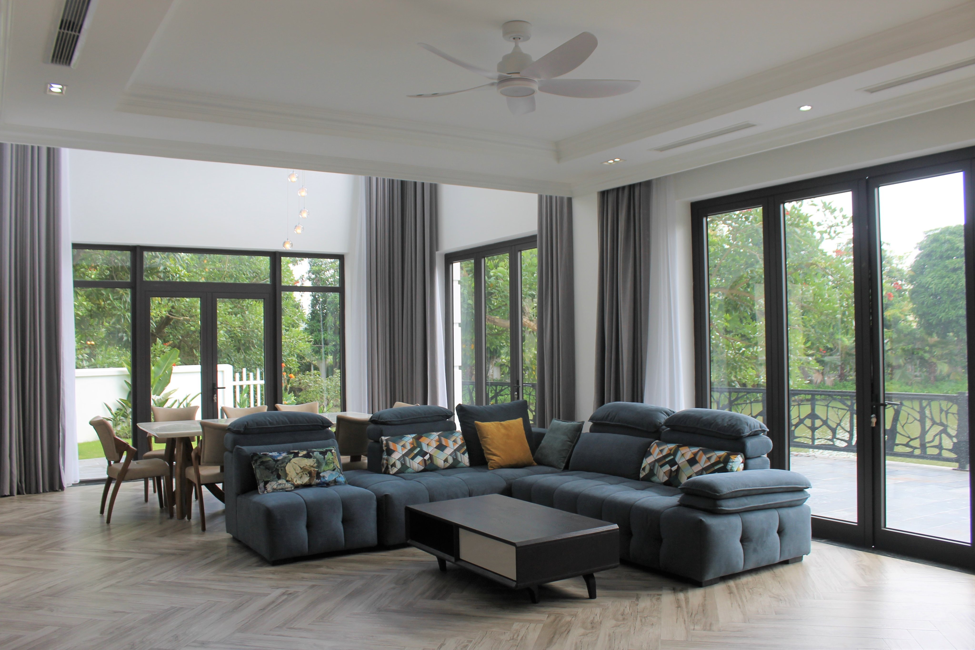 Stylish Elegant Furnished Property for rent in the middle of Vinhomes Riverside area 2