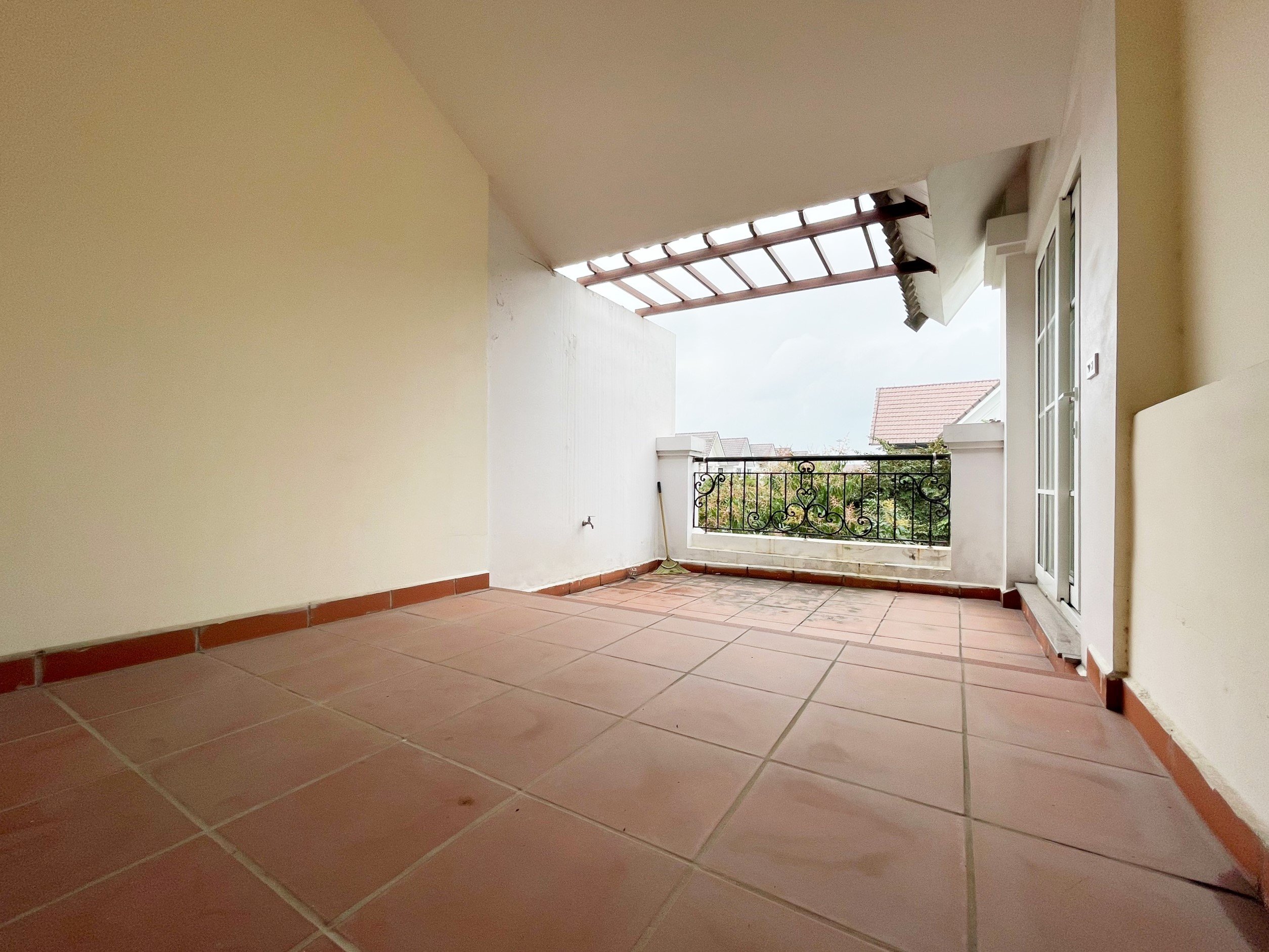 The luxury Duplex full furniture Villa in Anh Dao of Vinhomes Riverside for rent only 1730$/month 16