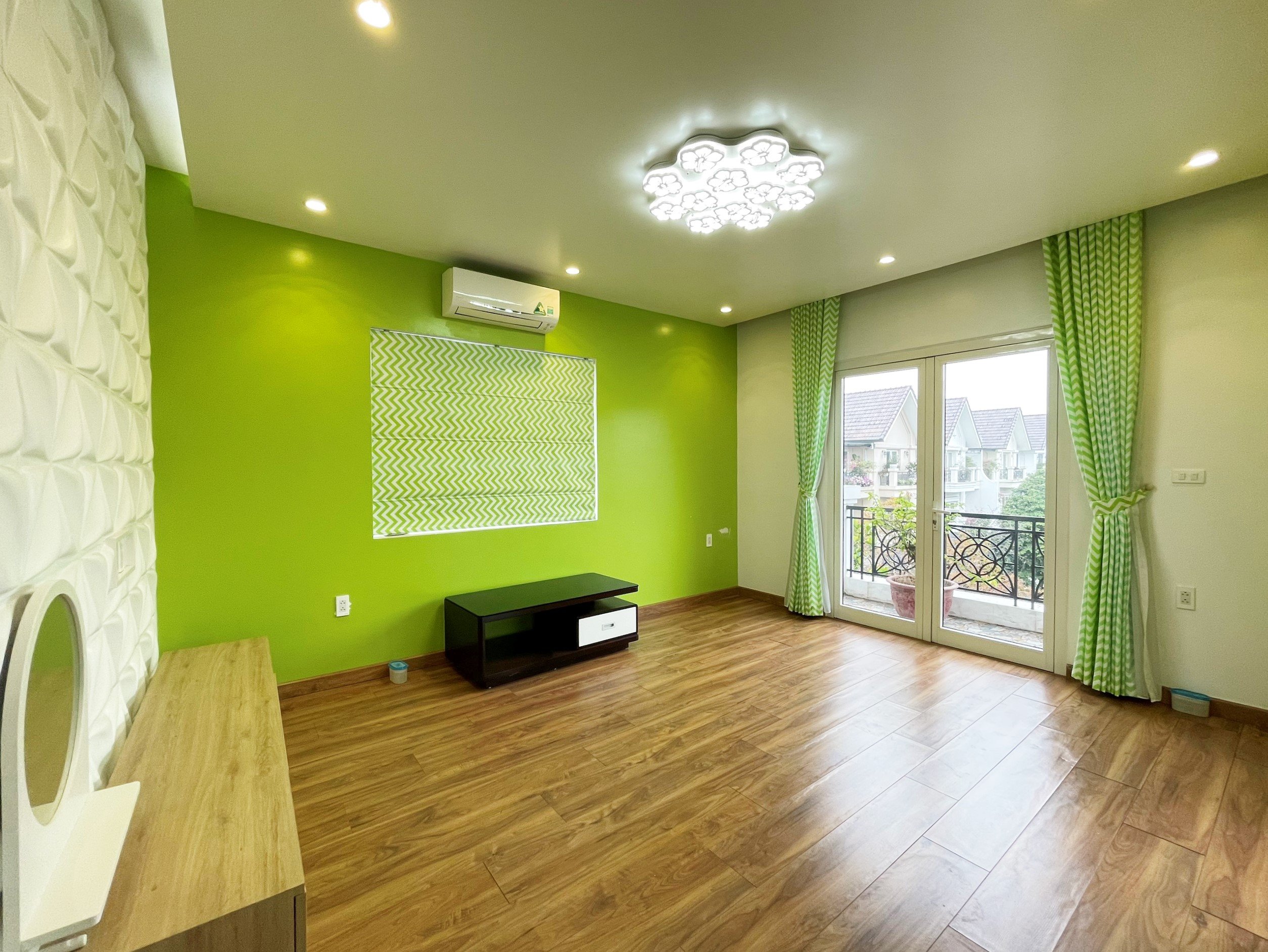 The luxury villa full furniture for rent in Vinhome Riverside only ~1700 usd/month 11