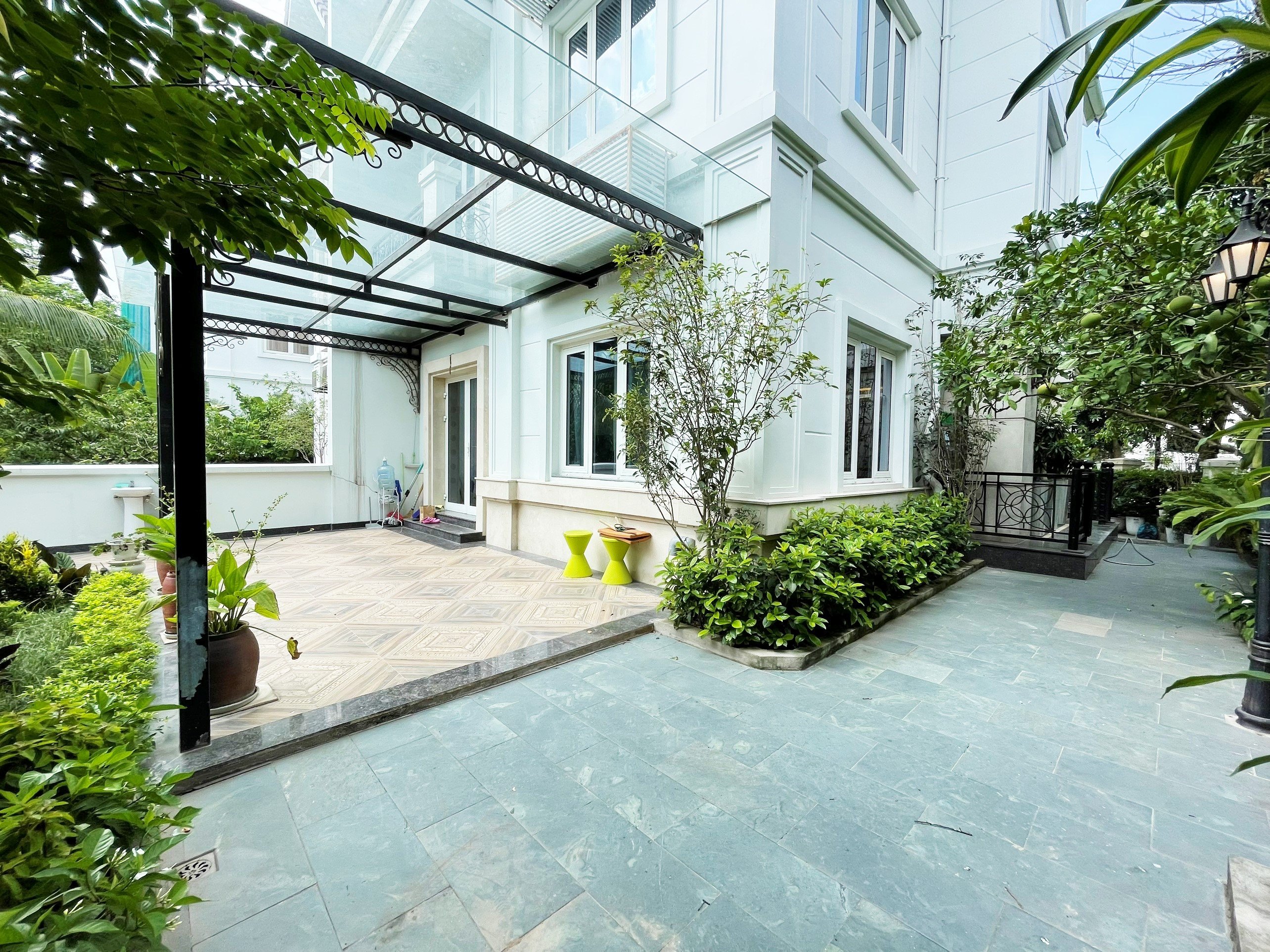 The luxury villa in Bang Lang 283 m2, 5 beds with gym and recreation room, full high quality imported furniture for rent only 2840 usd/ month 2