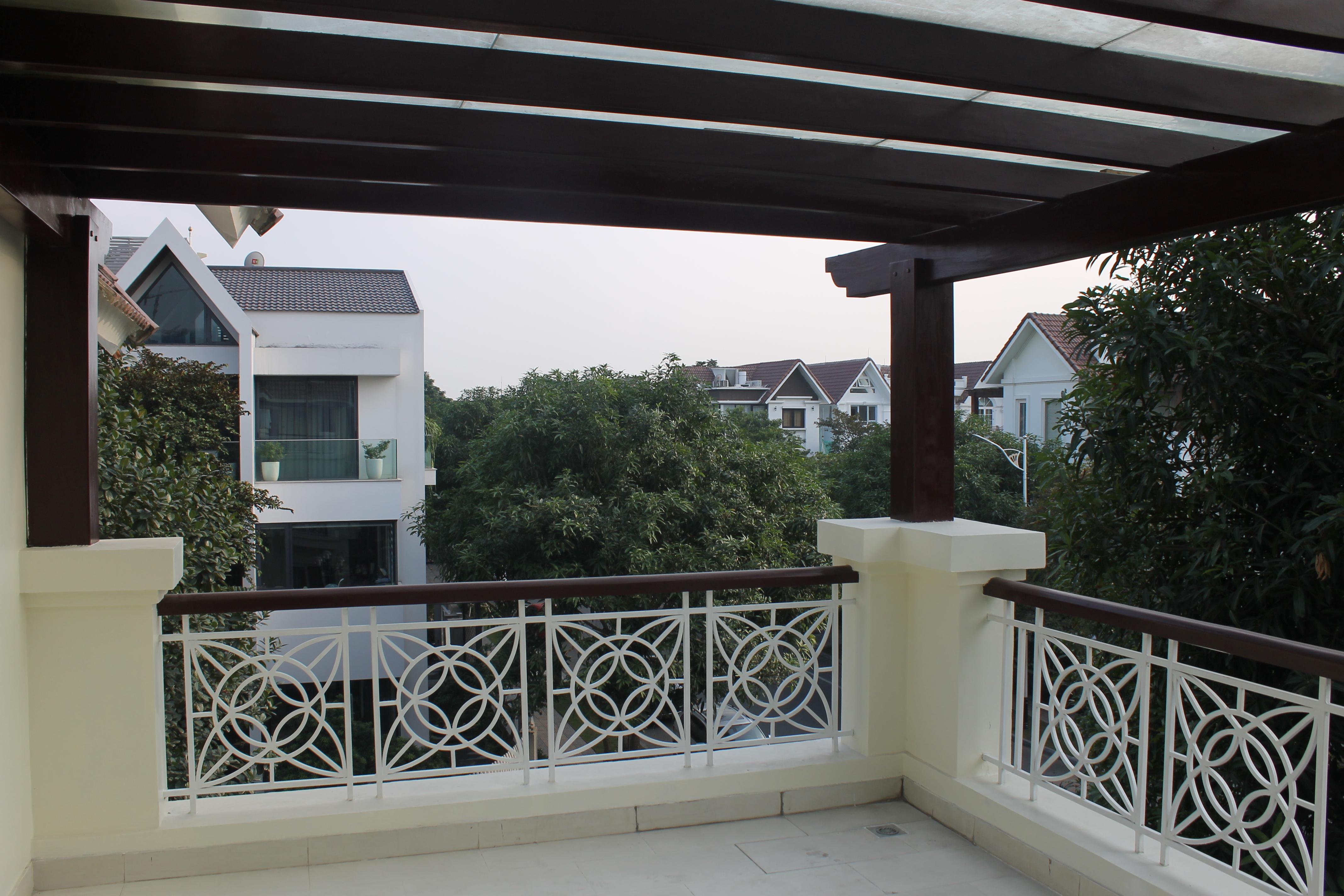 The Vinhomes Riverside Hoa Lan villas for rent in Long Bien district 4