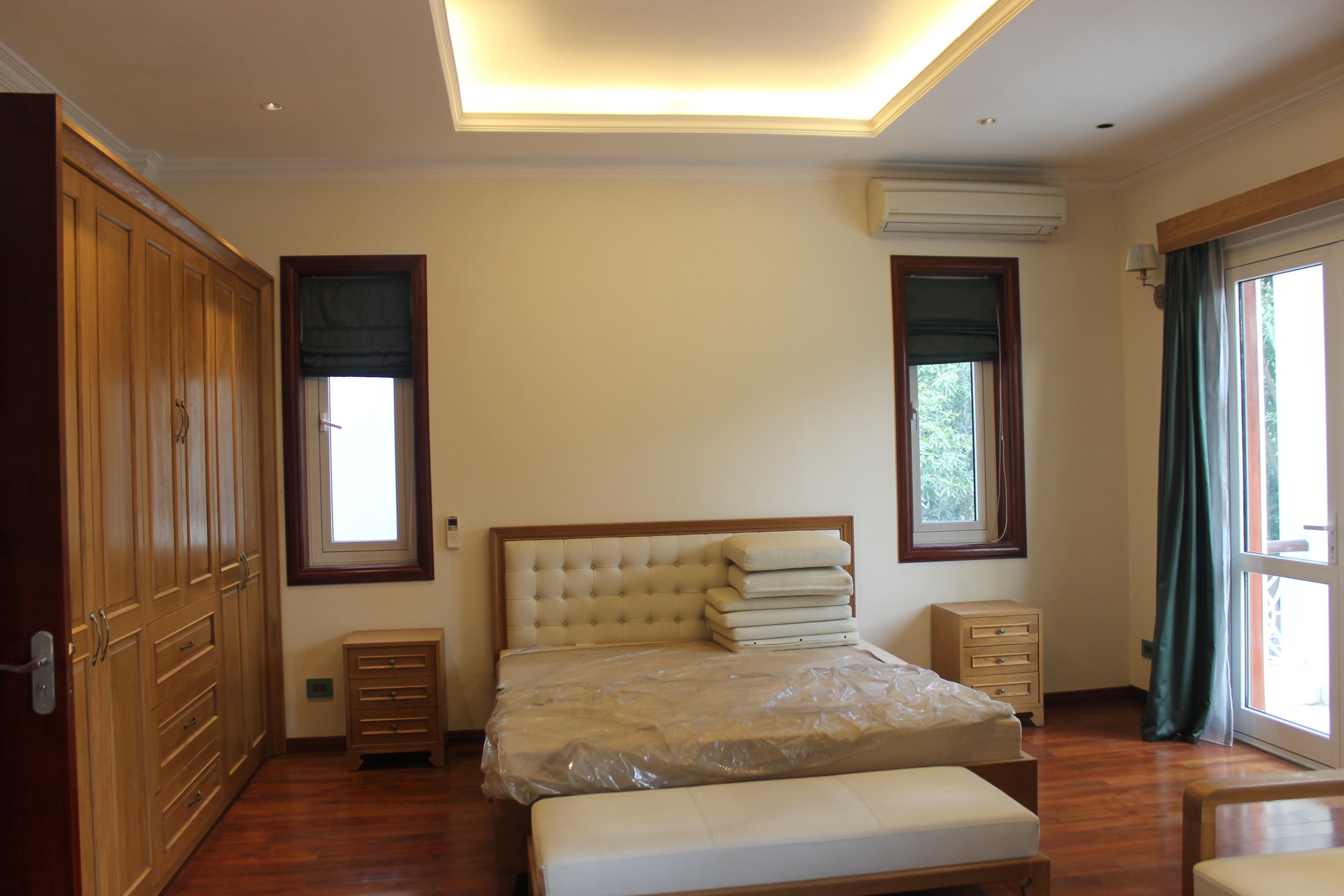 The Vinhomes Riverside Hoa Lan villas for rent in Long Bien district 7