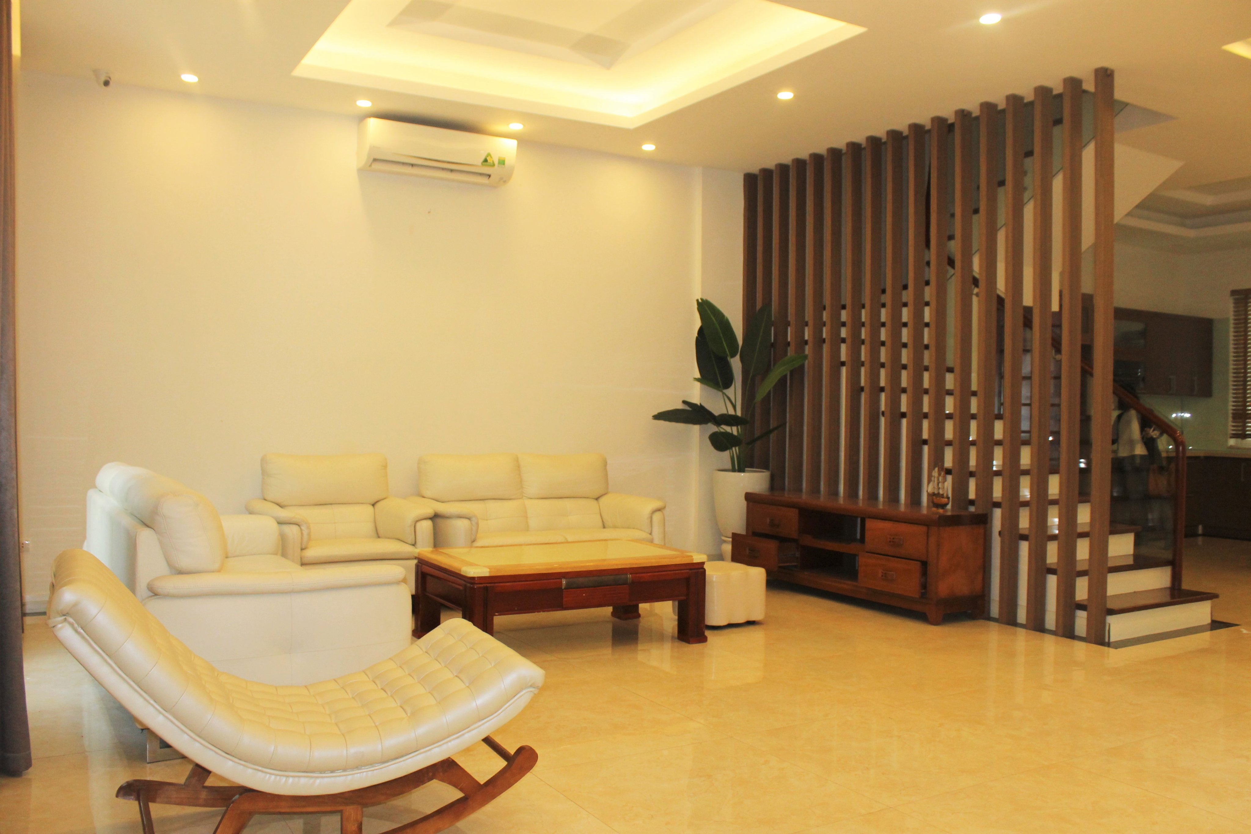 Villa 165 sqm, 3 Beds full furniture in Vinhomes Riverside for rent only 1530 USD/ month 1