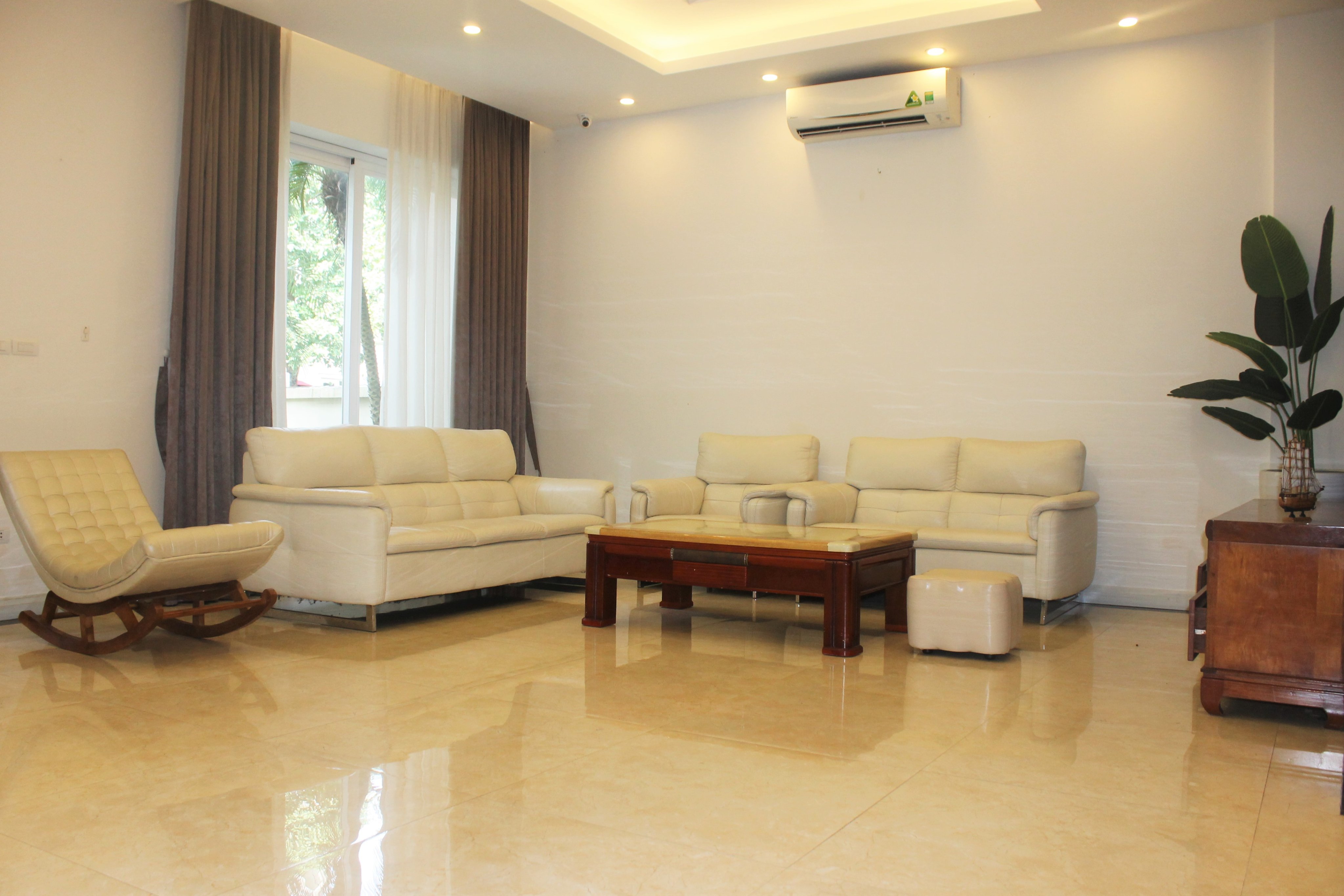 Villa 165 sqm, 3 Beds full furniture in Vinhomes Riverside for rent only 1530 USD/ month 2
