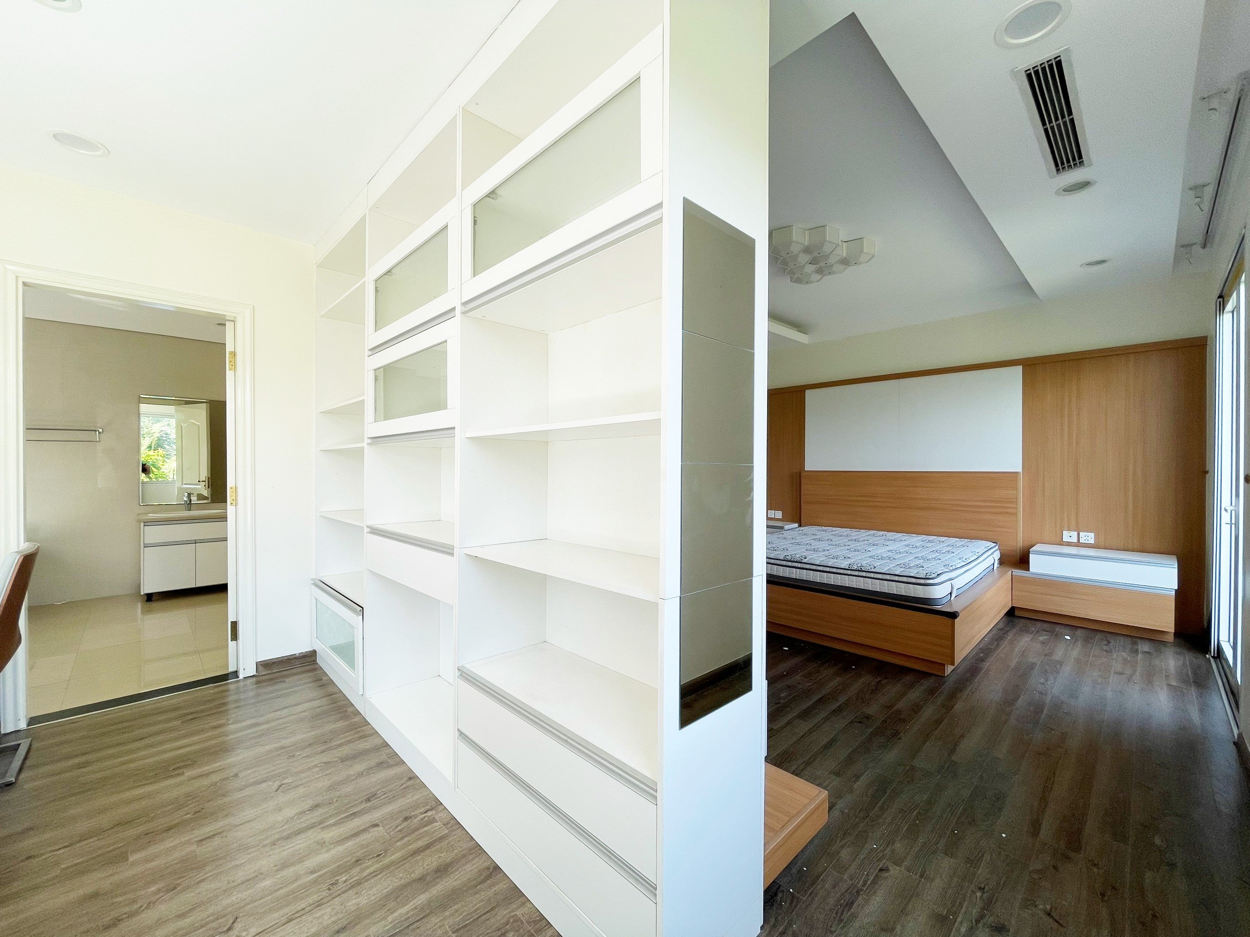 Villa 225 sqm with big yar next to the river, amazing view in Hoa Sua Vinhomes Riverside 10