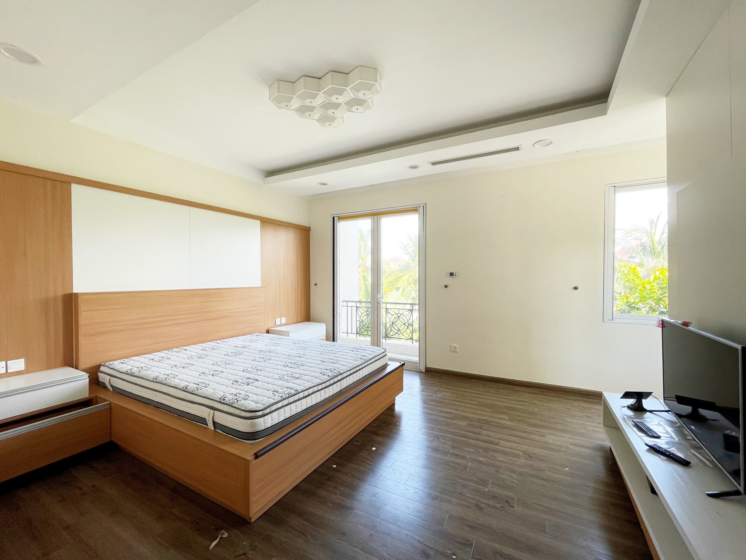 Villa 225 sqm with big yar next to the river, amazing view in Hoa Sua Vinhomes Riverside 18