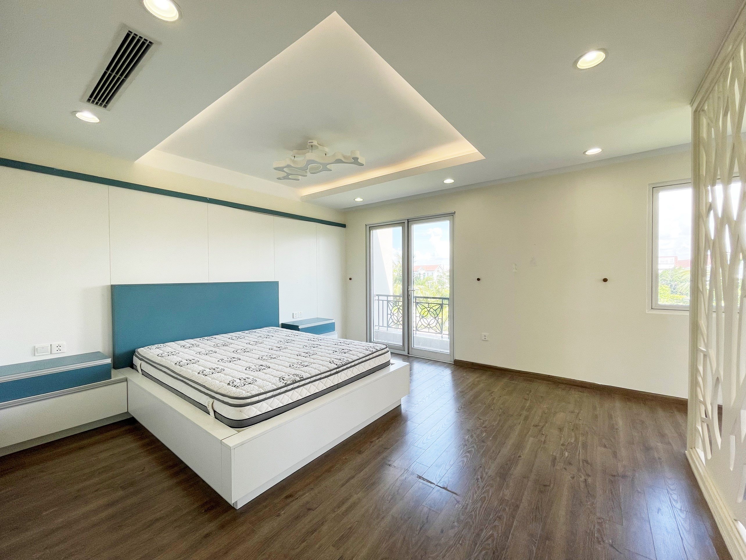 Villa 225 sqm with big yar next to the river, amazing view in Hoa Sua Vinhomes Riverside 4