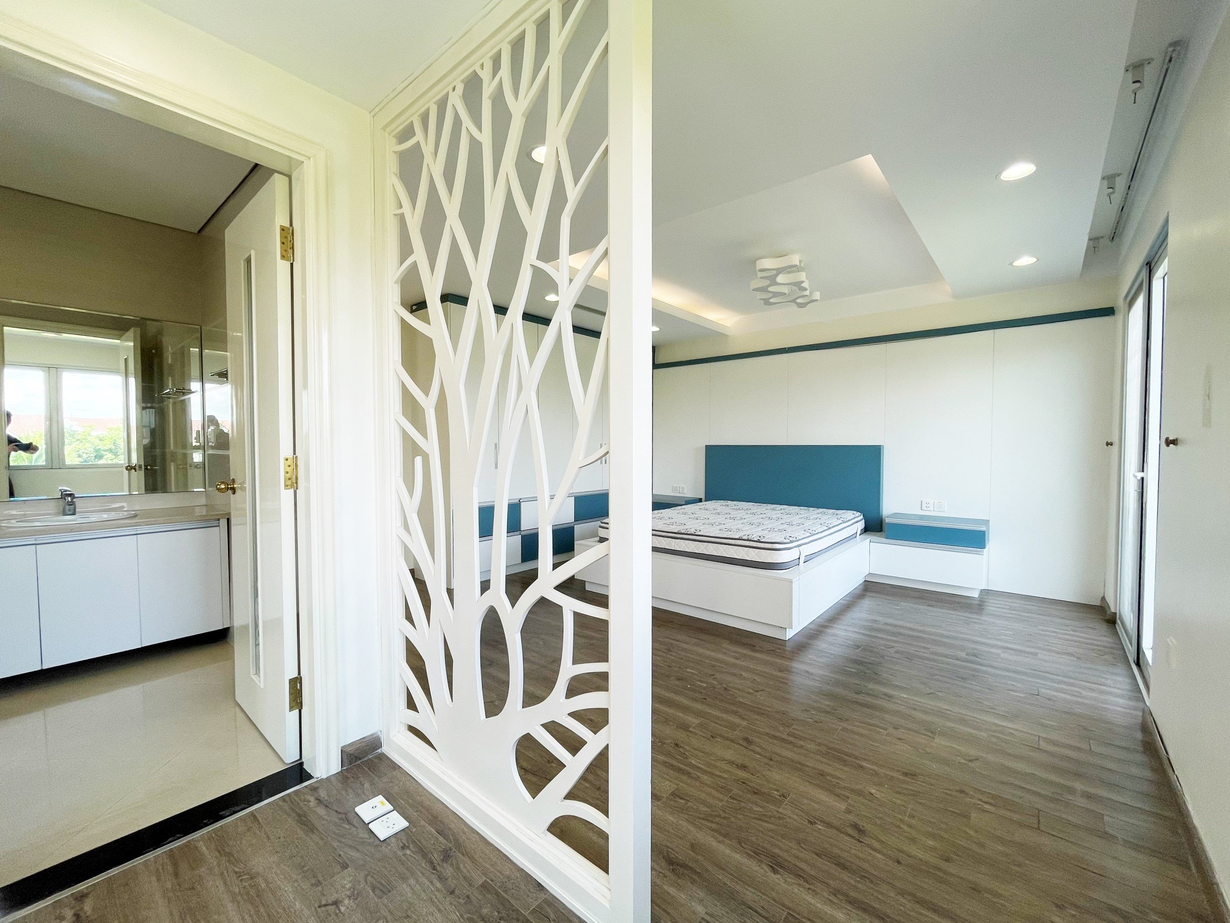 Villa 225 sqm with big yar next to the river, amazing view in Hoa Sua Vinhomes Riverside 6
