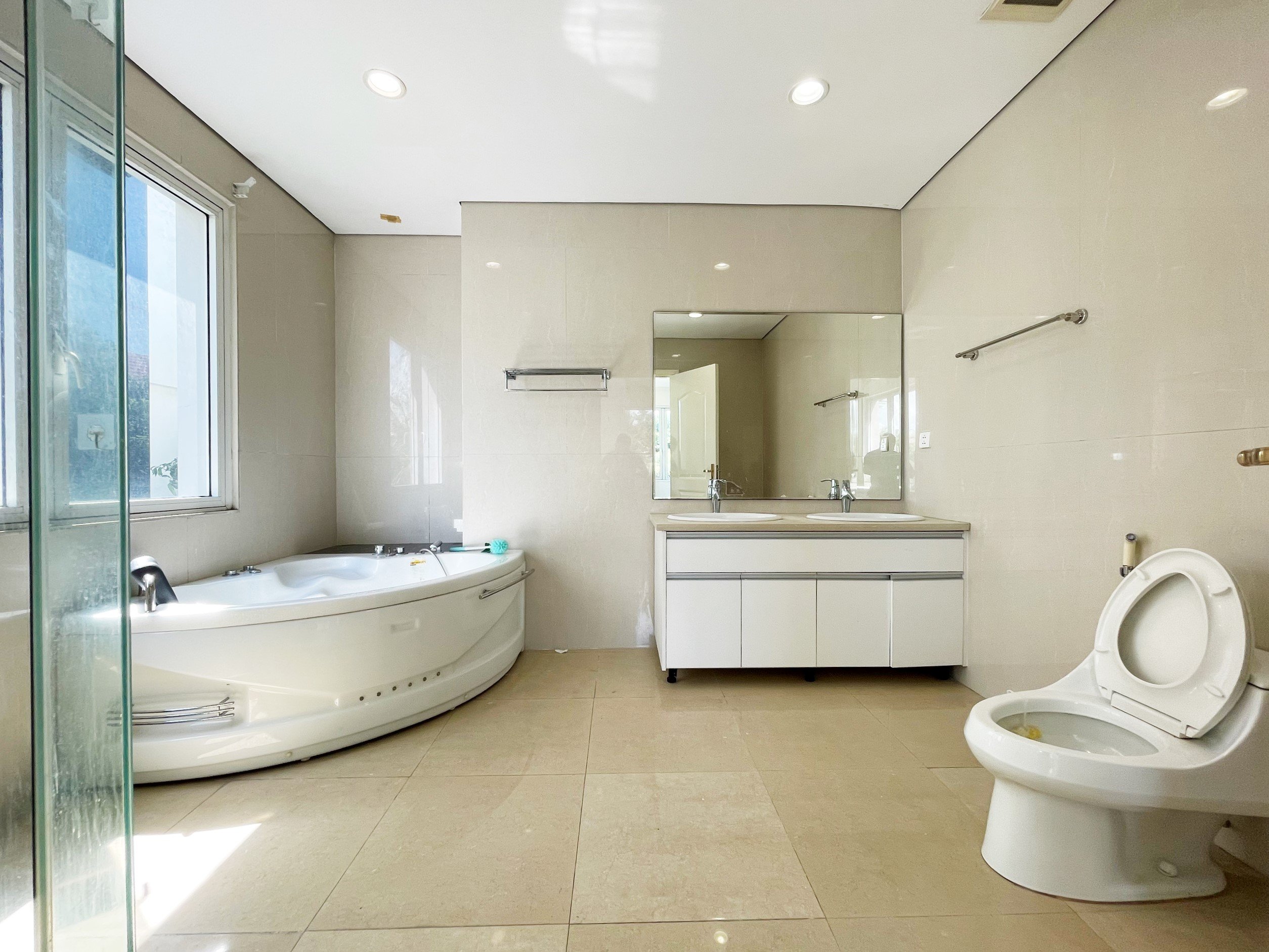 Villa 225 sqm with big yar next to the river, amazing view in Hoa Sua Vinhomes Riverside 8