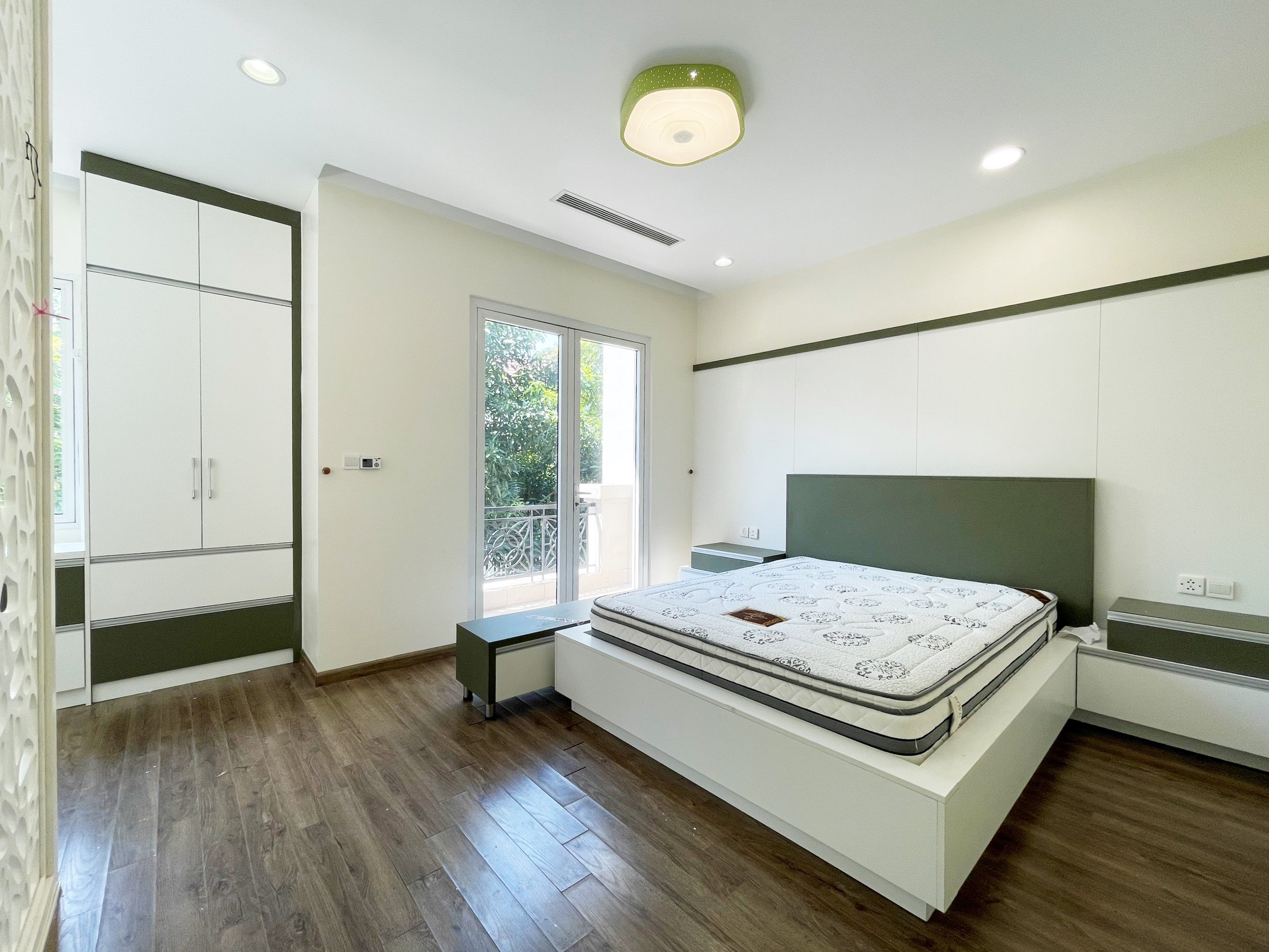 Villa 225 sqm with big yar next to the river, amazing view in Hoa Sua Vinhomes Riverside 9