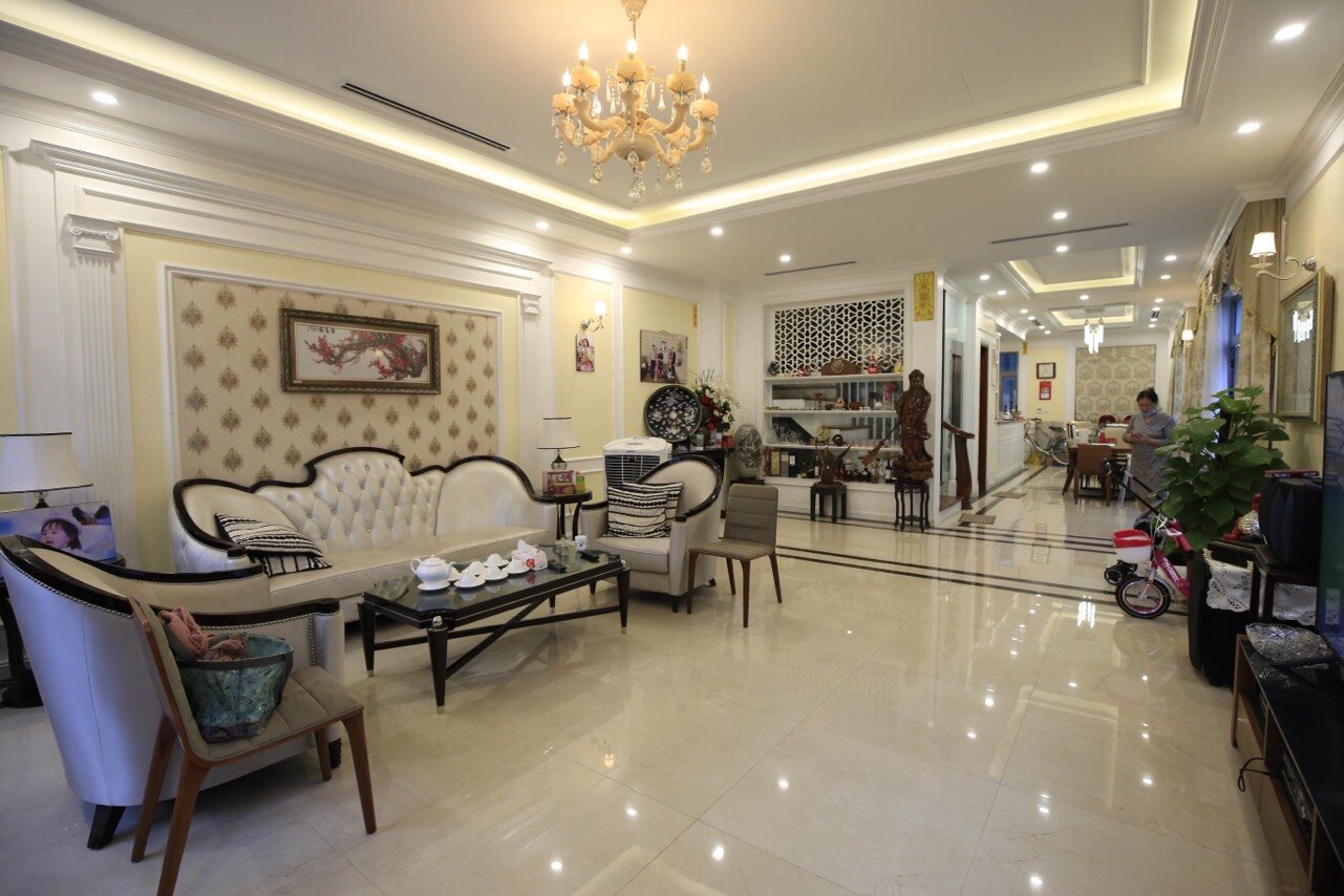 Villa 4 bed rooms, with elevator, garden in Vinhomes Riverside The Harmony for rent only 2840 usd/ month 1