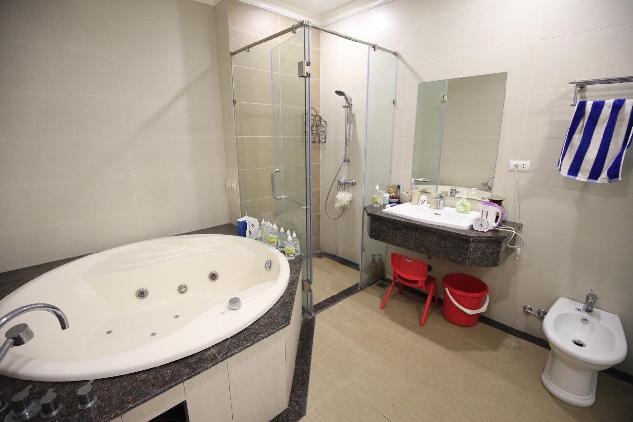 Villa 4 bed rooms, with elevator, garden in Vinhomes Riverside The Harmony for rent only 2840 usd/ month 10
