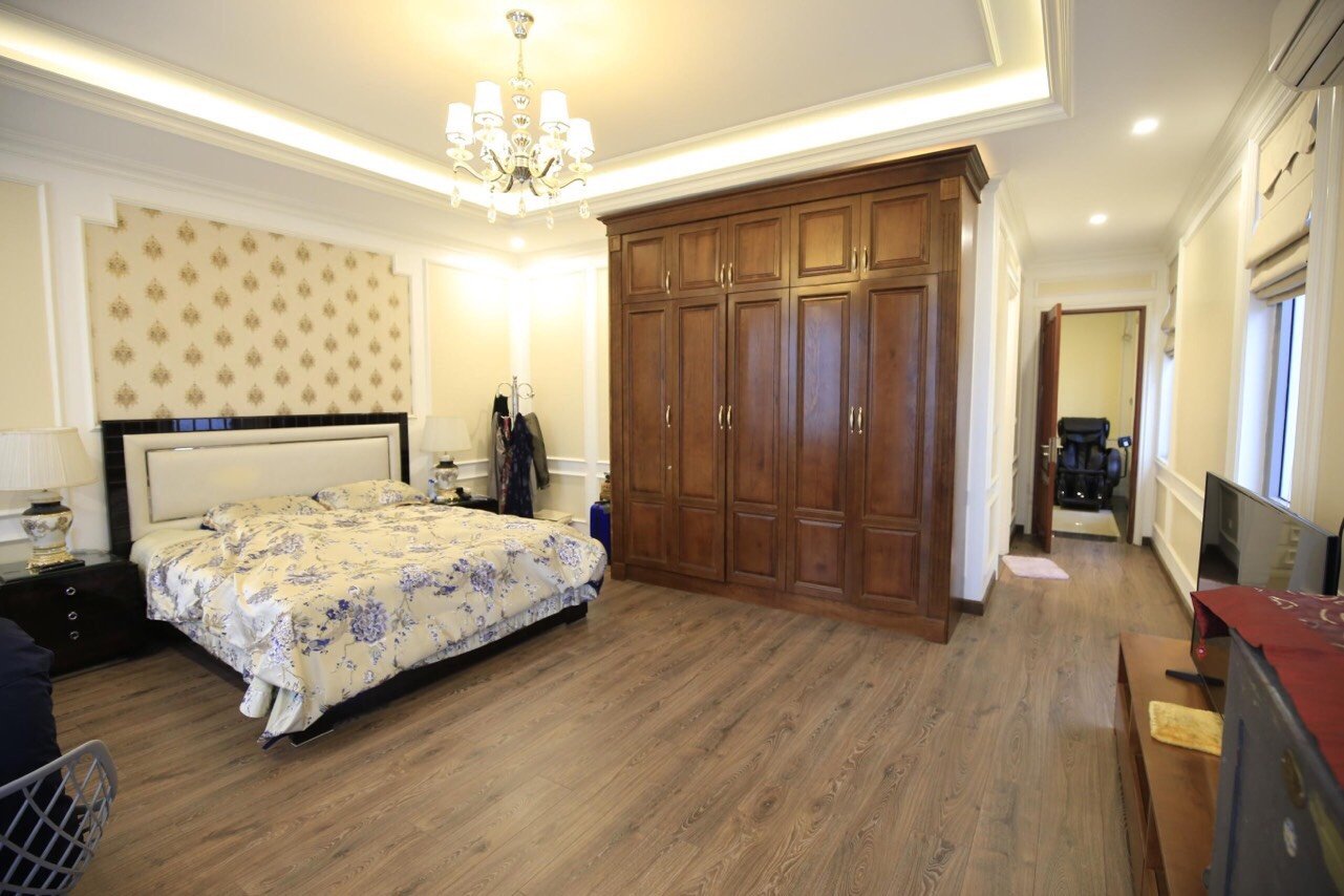 Villa 4 bed rooms, with elevator, garden in Vinhomes Riverside The Harmony for rent only 2840 usd/ month 6
