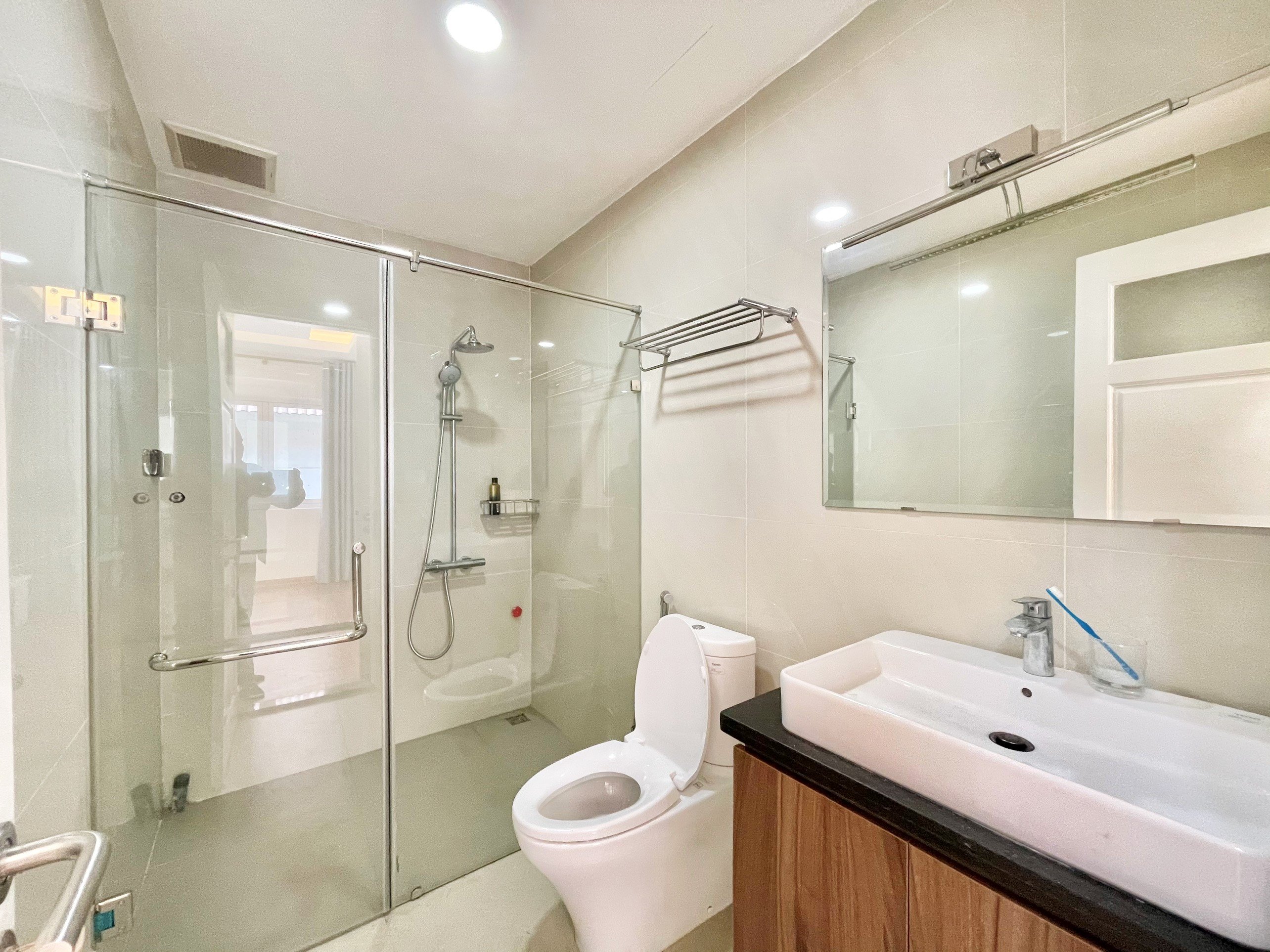 Villa full furniture in Vinhomes Riverside for rent price 1,700 usd/month 11