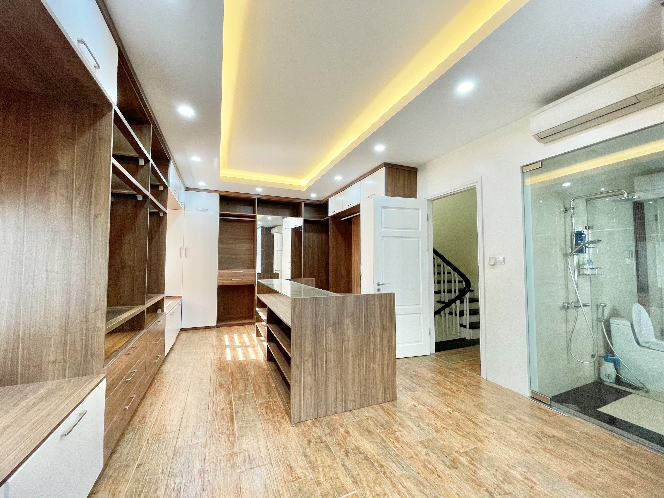 Villa full furniture in Vinhomes Riverside for rent price 1,700 usd/month 12