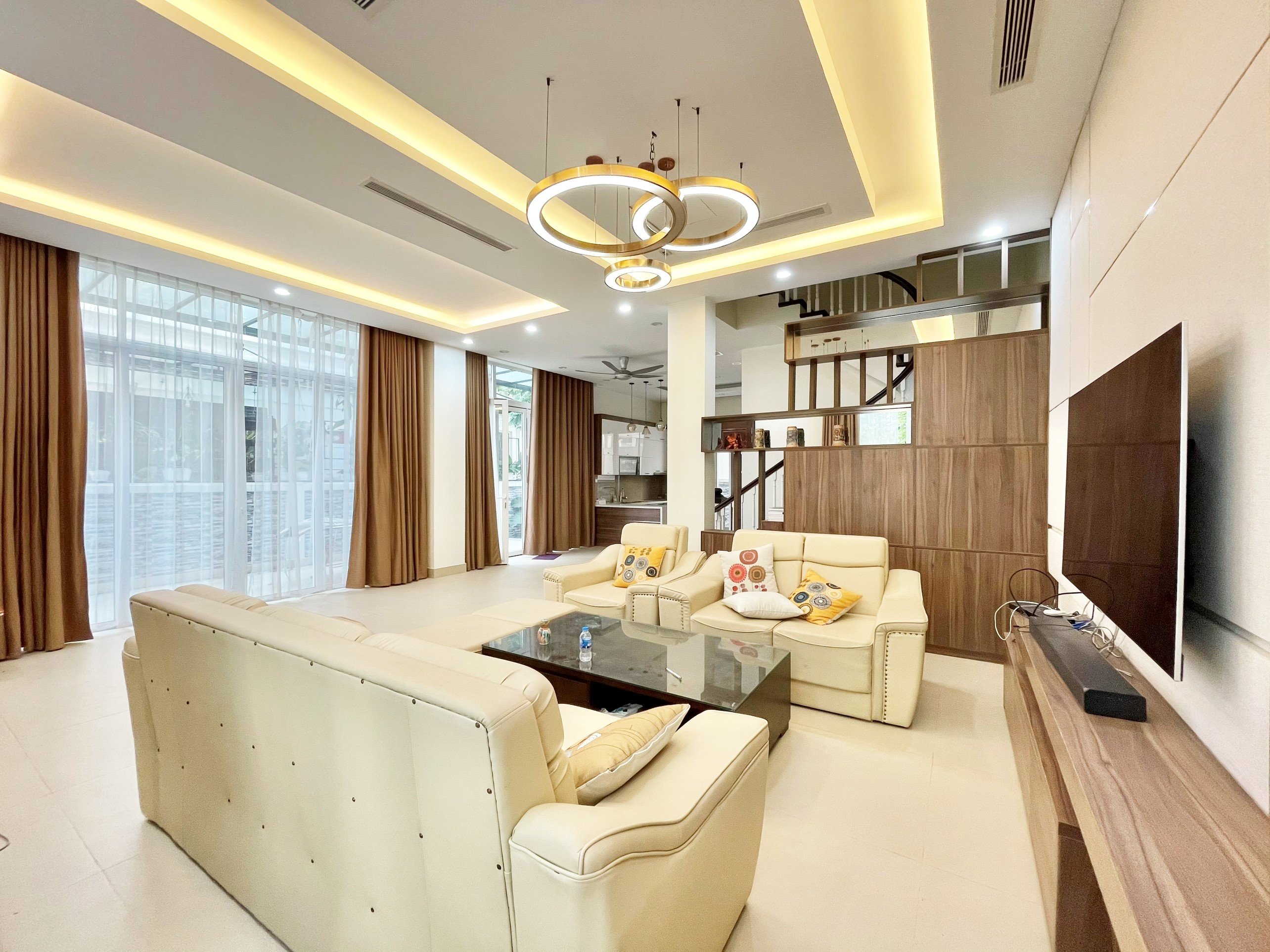 Villa full furniture in Vinhomes Riverside for rent price 1,700 usd/month 3