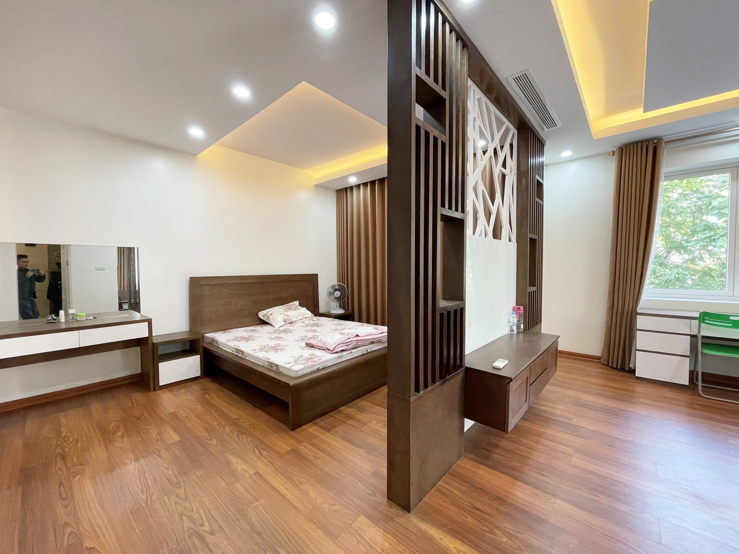 Villa full furniture in Vinhomes Riverside for rent price 1,700 usd/month 6