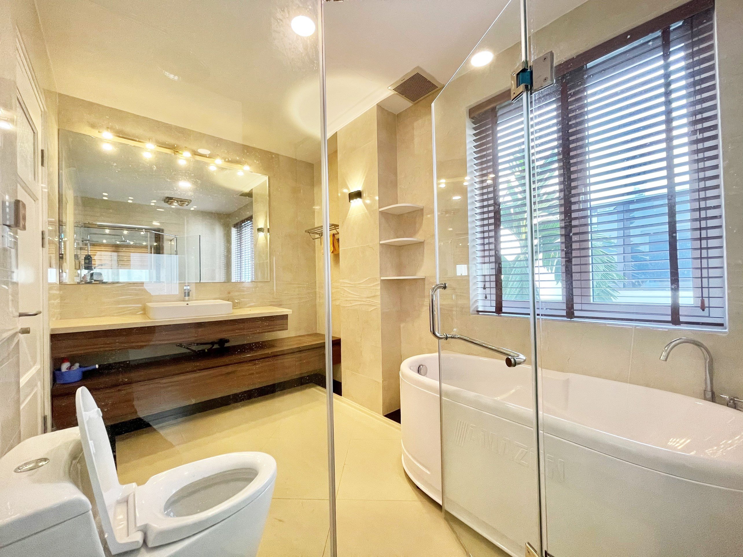 Villa full furniture in Vinhomes Riverside for rent price 1,700 usd/month 7