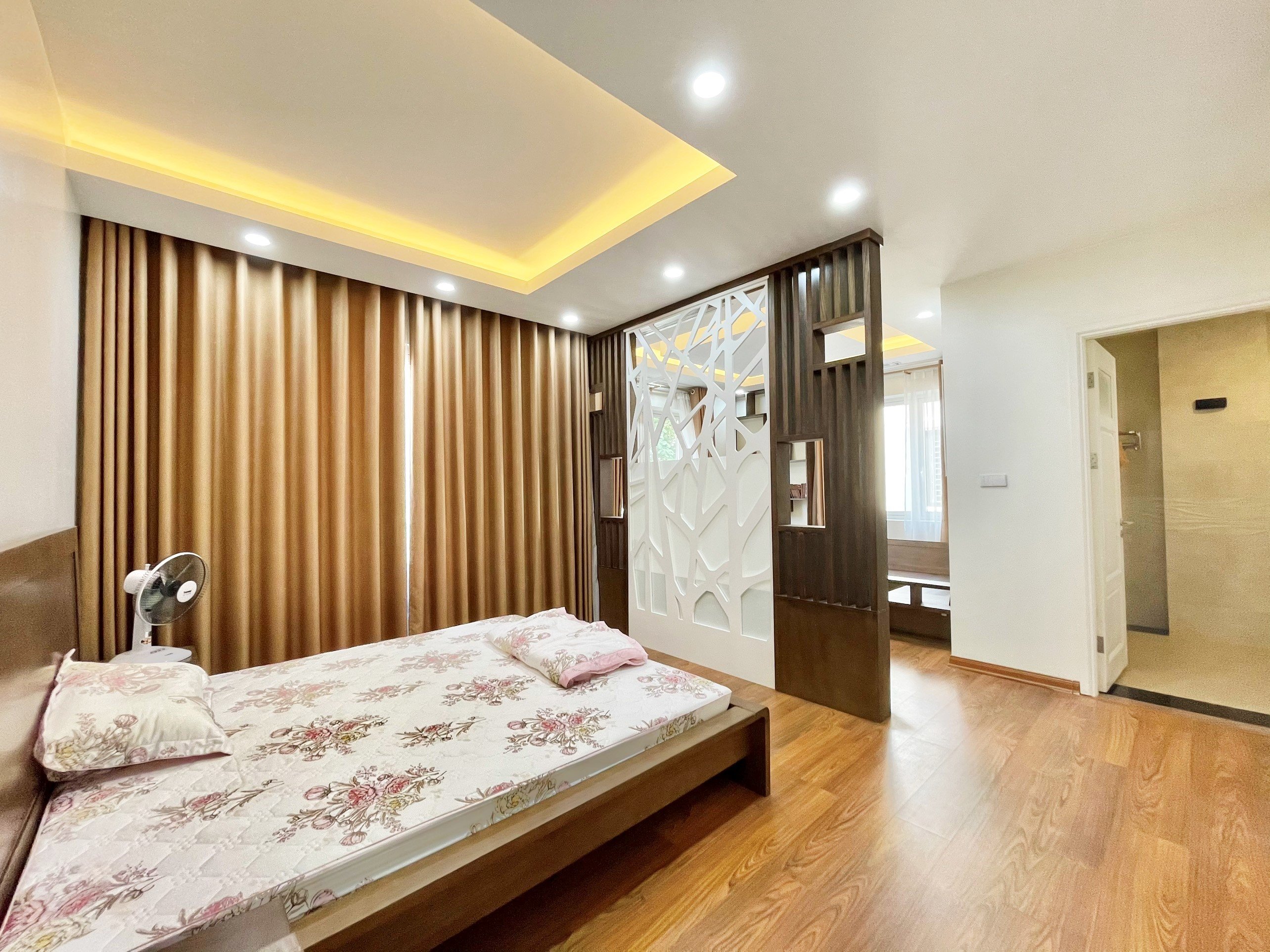 Villa full furniture in Vinhomes Riverside for rent price 1,700 usd/month 8