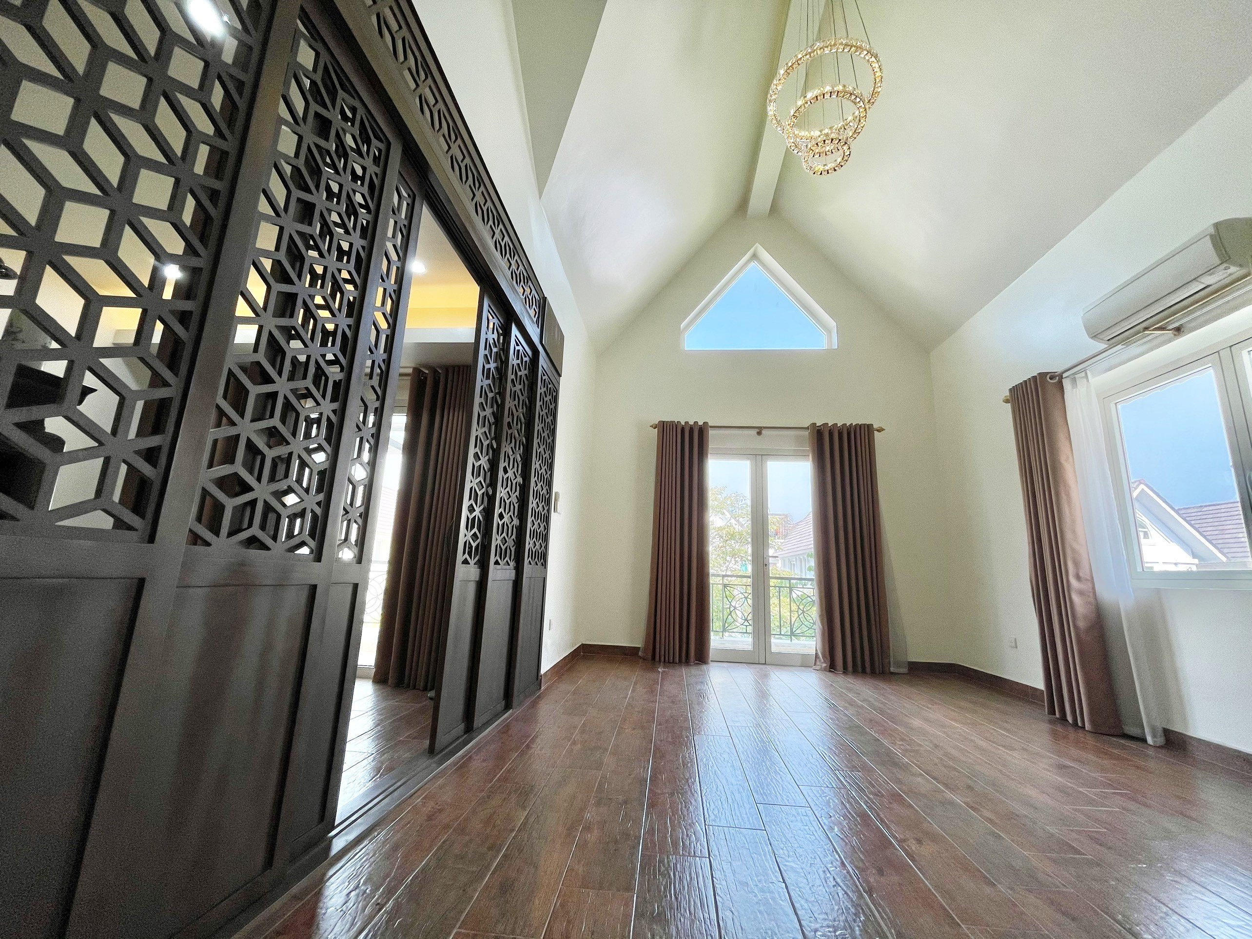 Villa full furniture in Vinhomes Riverside for rent price 1,700 usd/month 9