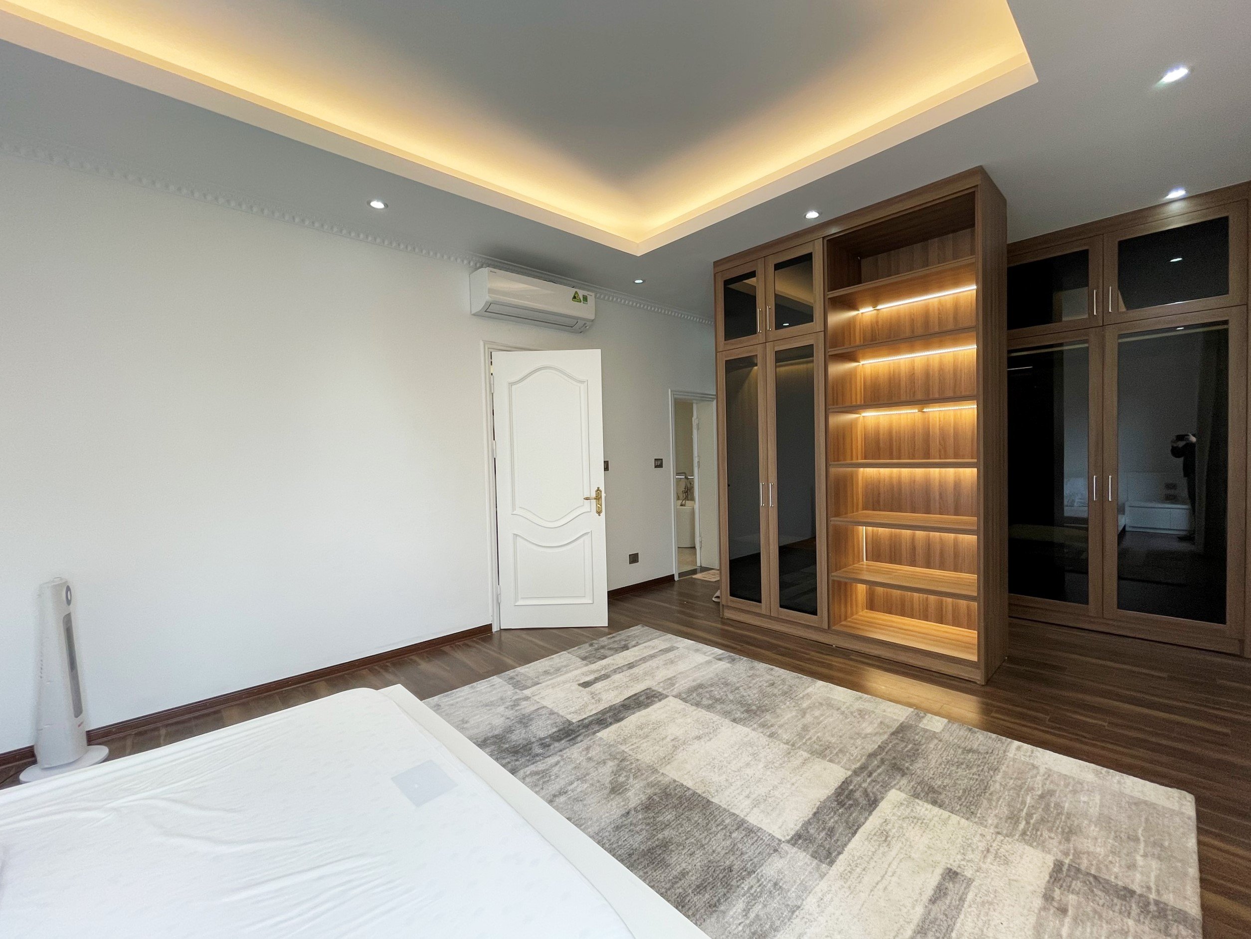 Villa in Bang Lang Vinhomes Riverside, 250 sqm, 3 bed rooms, 3 floors 1 lobby full furniture for rent only 3056 usd/ month 11