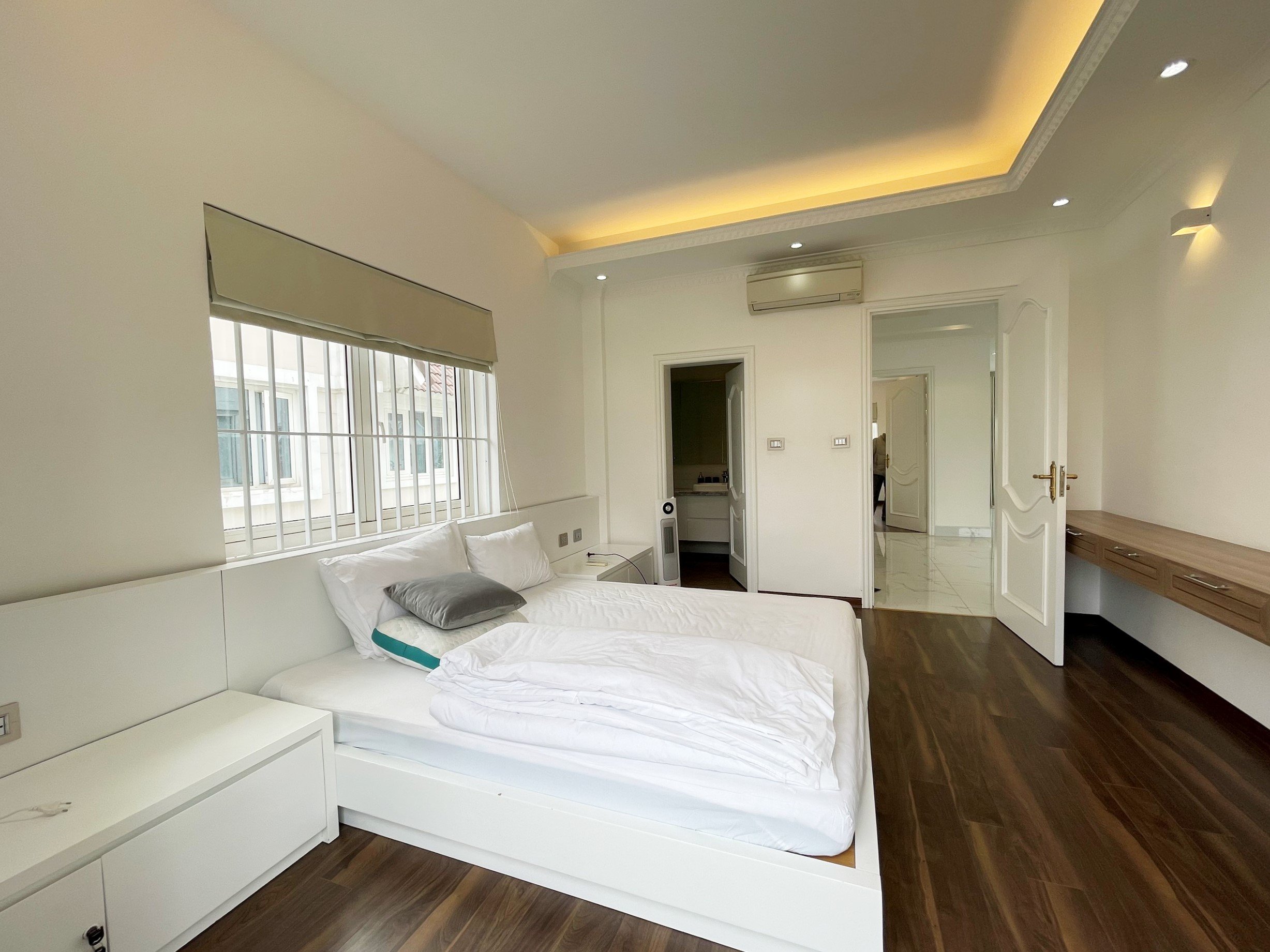 Villa in Bang Lang Vinhomes Riverside, 250 sqm, 3 bed rooms, 3 floors 1 lobby full furniture for rent only 3056 usd/ month 16