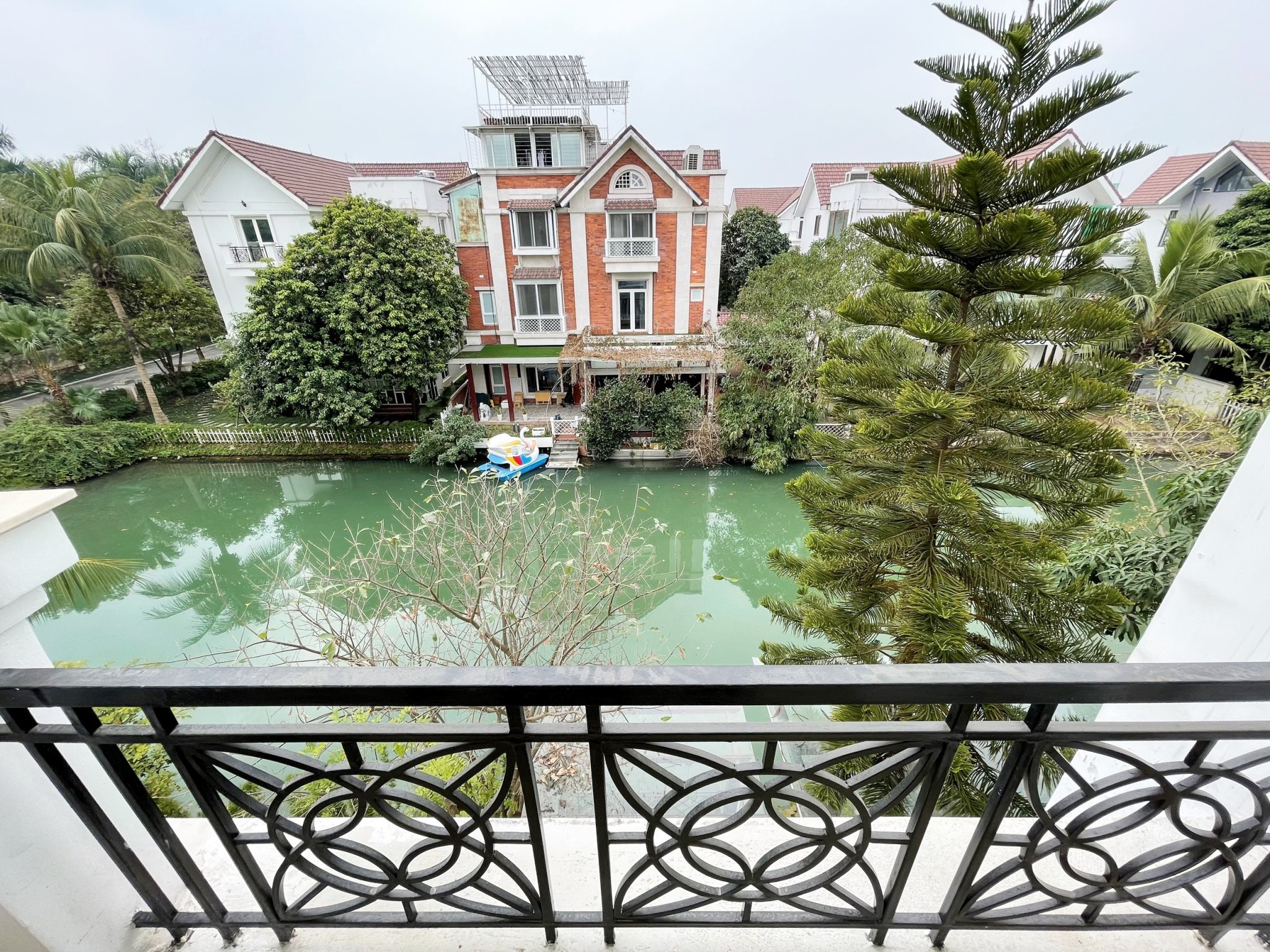 Villa in Bang Lang Vinhomes Riverside, 250 sqm, 3 bed rooms, 3 floors 1 lobby full furniture for rent only 3056 usd/ month 18