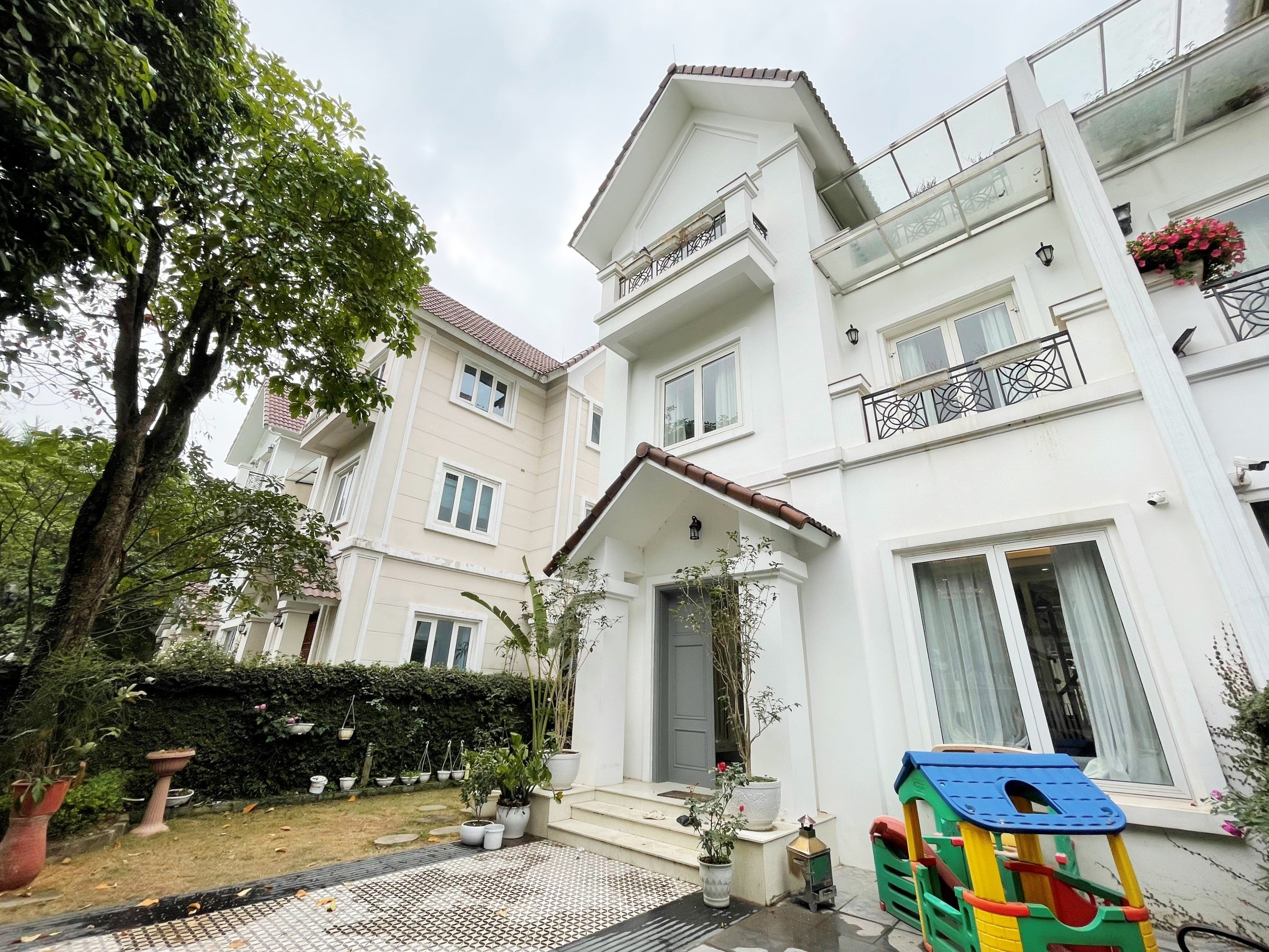 Villa in Bang Lang Vinhomes Riverside, 250 sqm, 3 bed rooms, 3 floors 1 lobby full furniture for rent only 3056 usd/ month 2