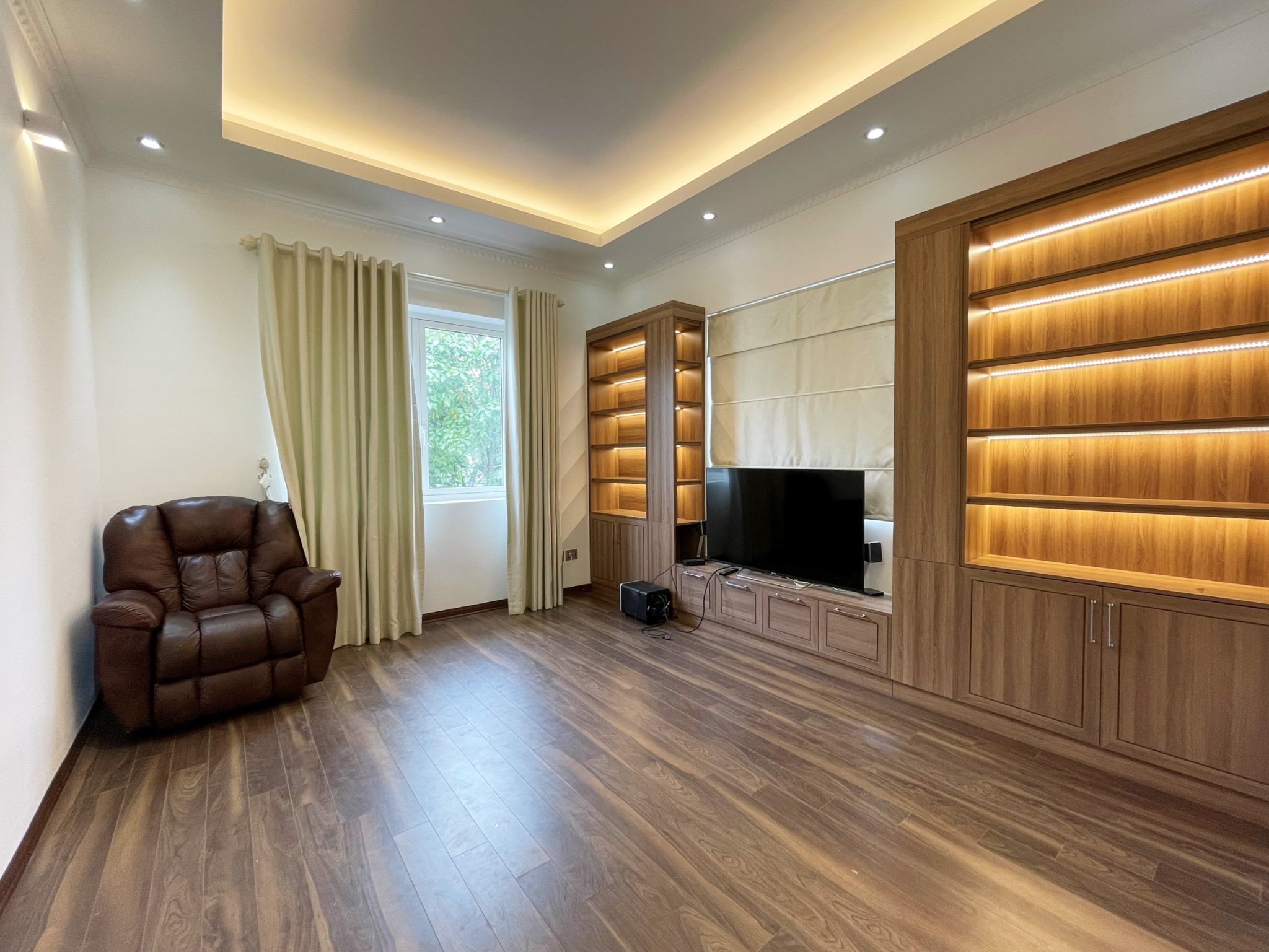 Villa in Bang Lang Vinhomes Riverside, 250 sqm, 3 bed rooms, 3 floors 1 lobby full furniture for rent only 3056 usd/ month 9
