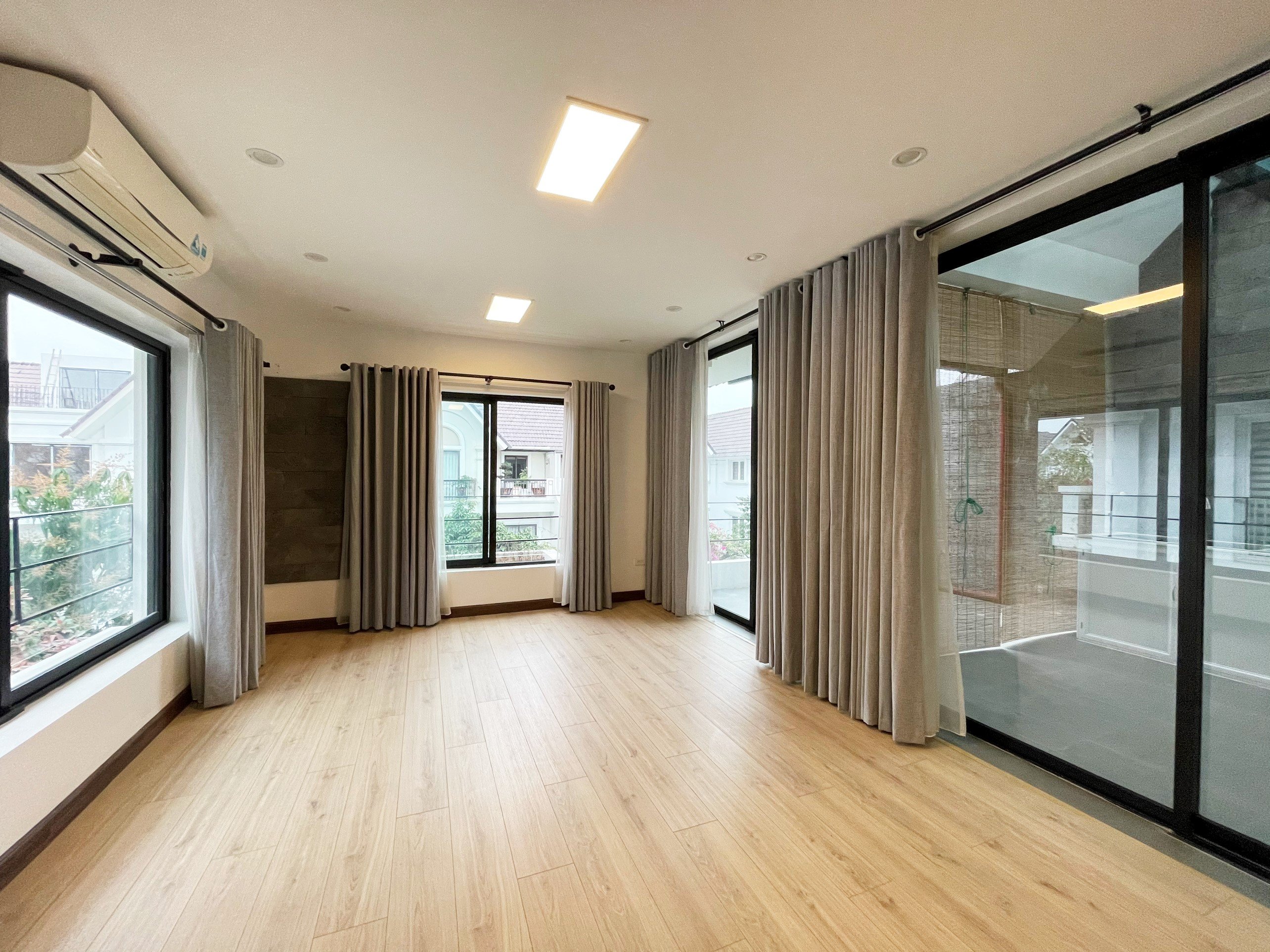 Villa in Vinhome Riverside 5 bedroom 5WC Model for rent 12