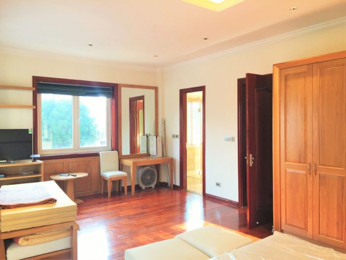 Vinhomes Riverside Long Bien, nice 4 bedroom villa in secured place for lease 9