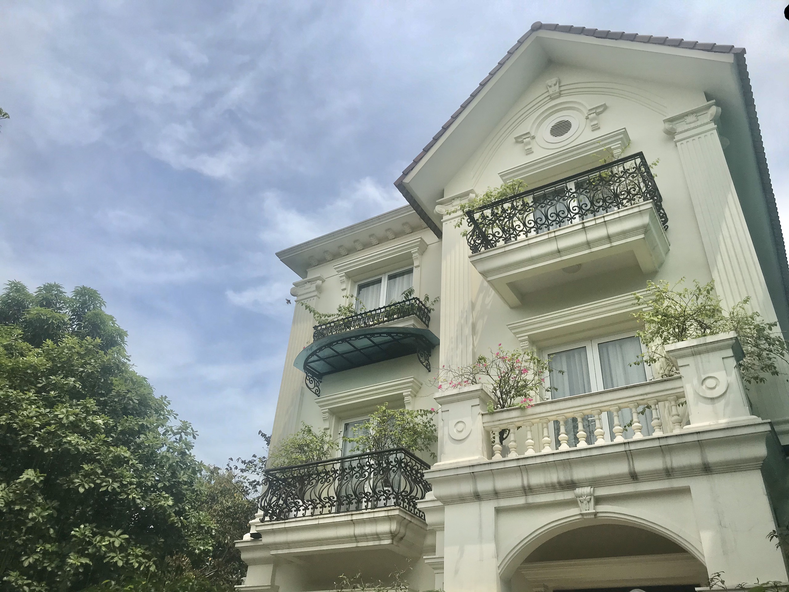 Vinhomes Riverside Lovely Garden Furnished Villa For Rent. Close to BIS, ALMAZ 1