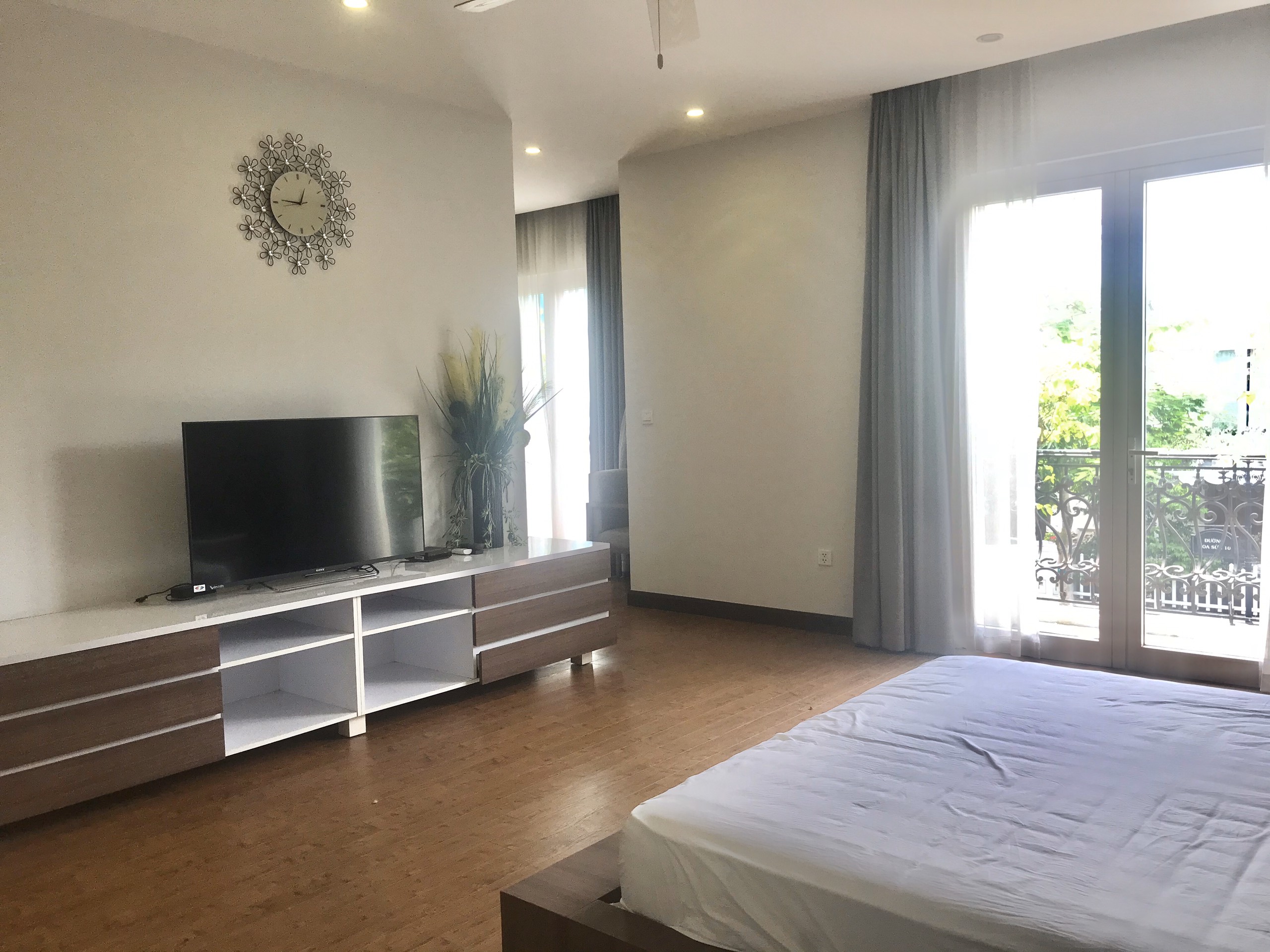 Vinhomes Riverside Lovely Garden Furnished Villa For Rent. Close to BIS, ALMAZ 14